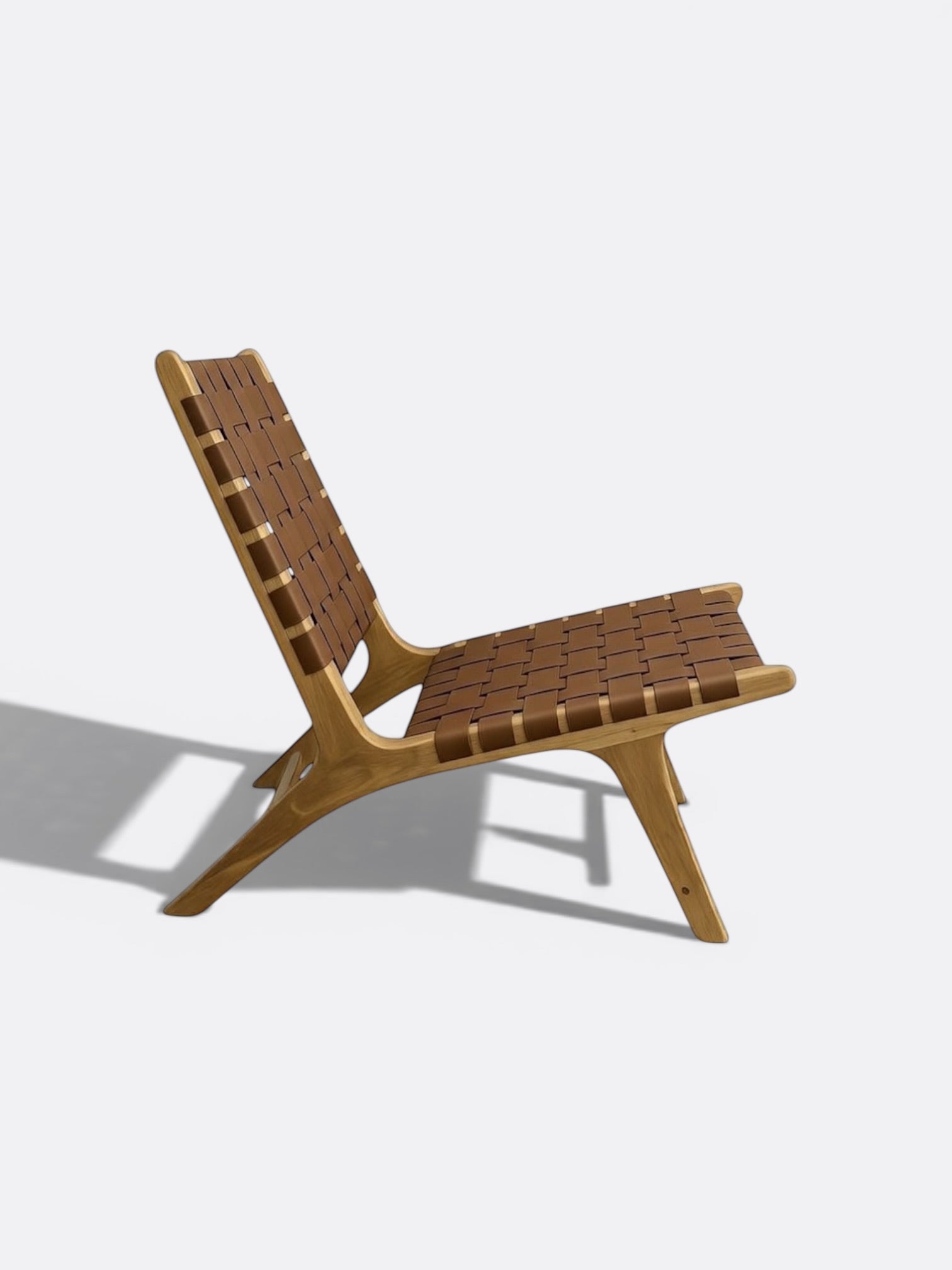 Chaise basse Sina marron en teck et cuir tressé artisanale de Bali