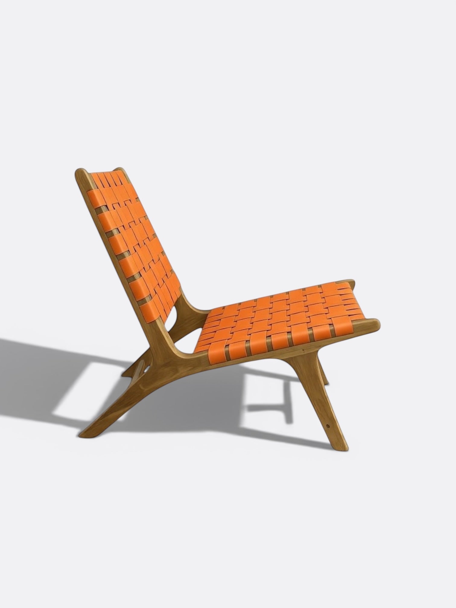 Chaise basse Sina orange en teck et cuir tressé artisanale de Bali