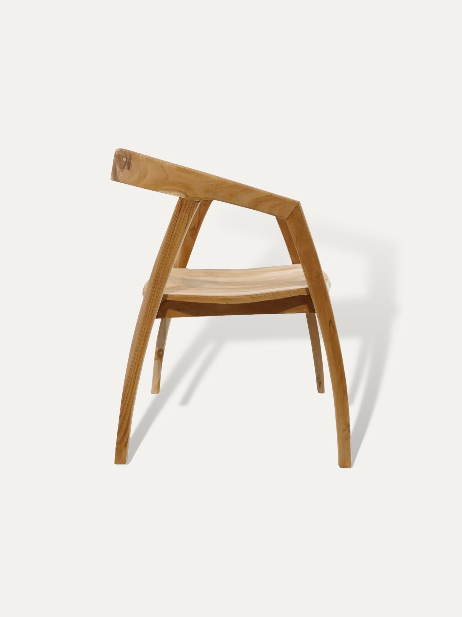 Chaise Amy en teck massif - vue d'ensemble en extérieur