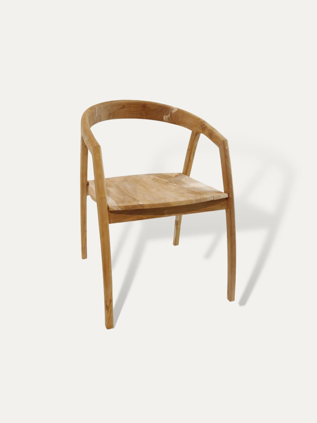 Chaise Amy en teck massif dans un salon bohème