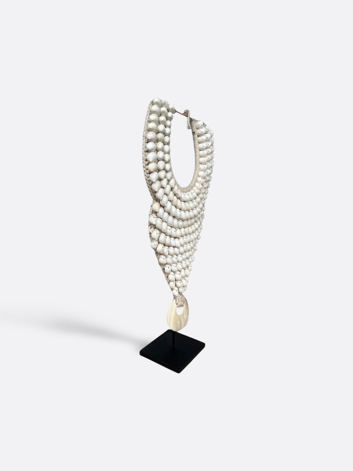 Collier balinais en coquillages blancs sur socle en métal – Sadju