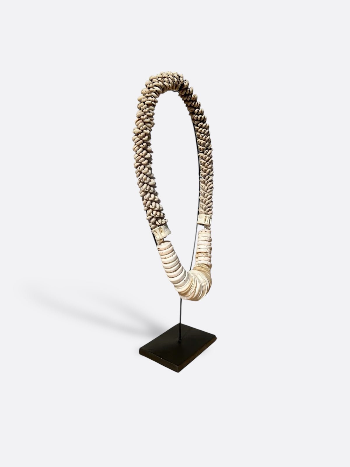 Collier Batur posé sur une étagère