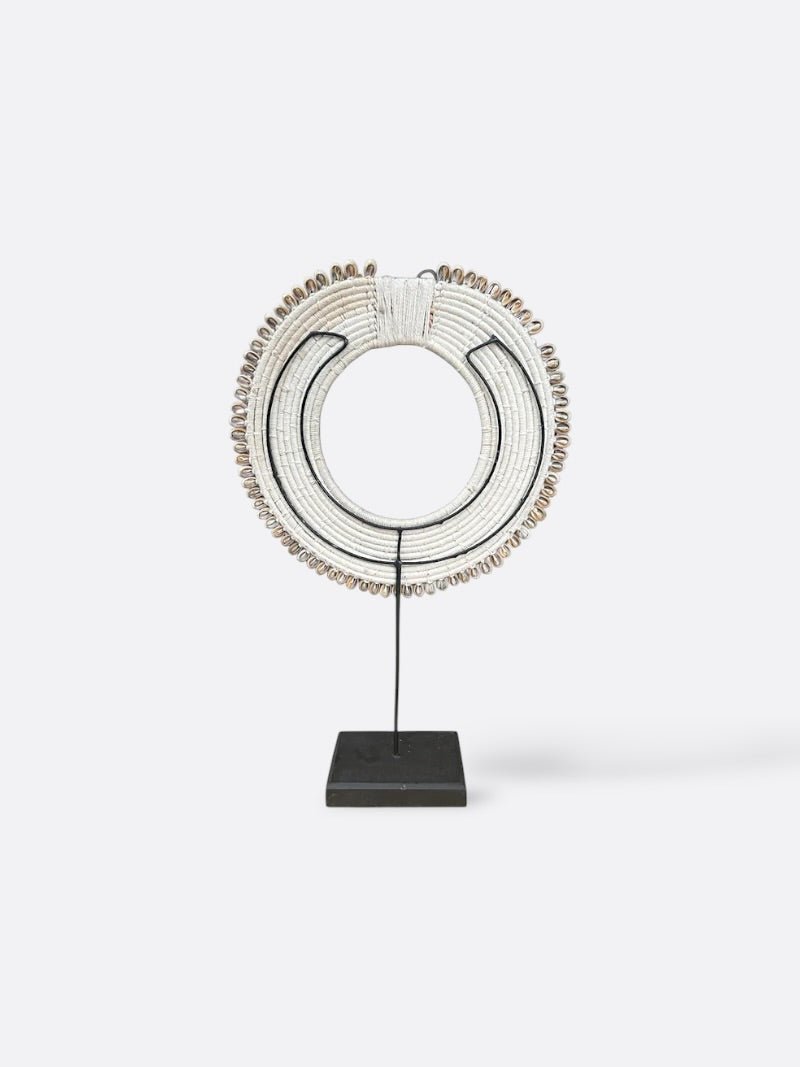 Collier Cahaya suspendu au mur