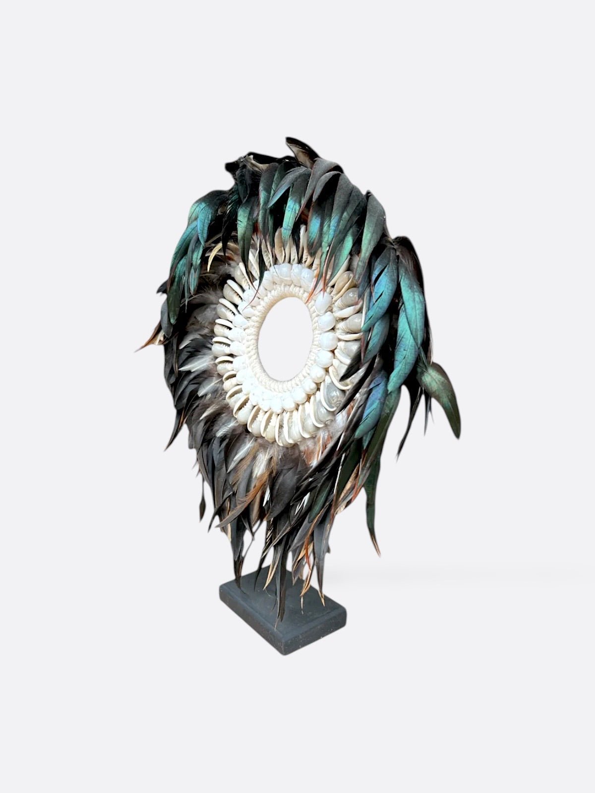 Détail des plumes et coquillages du collier Avalon