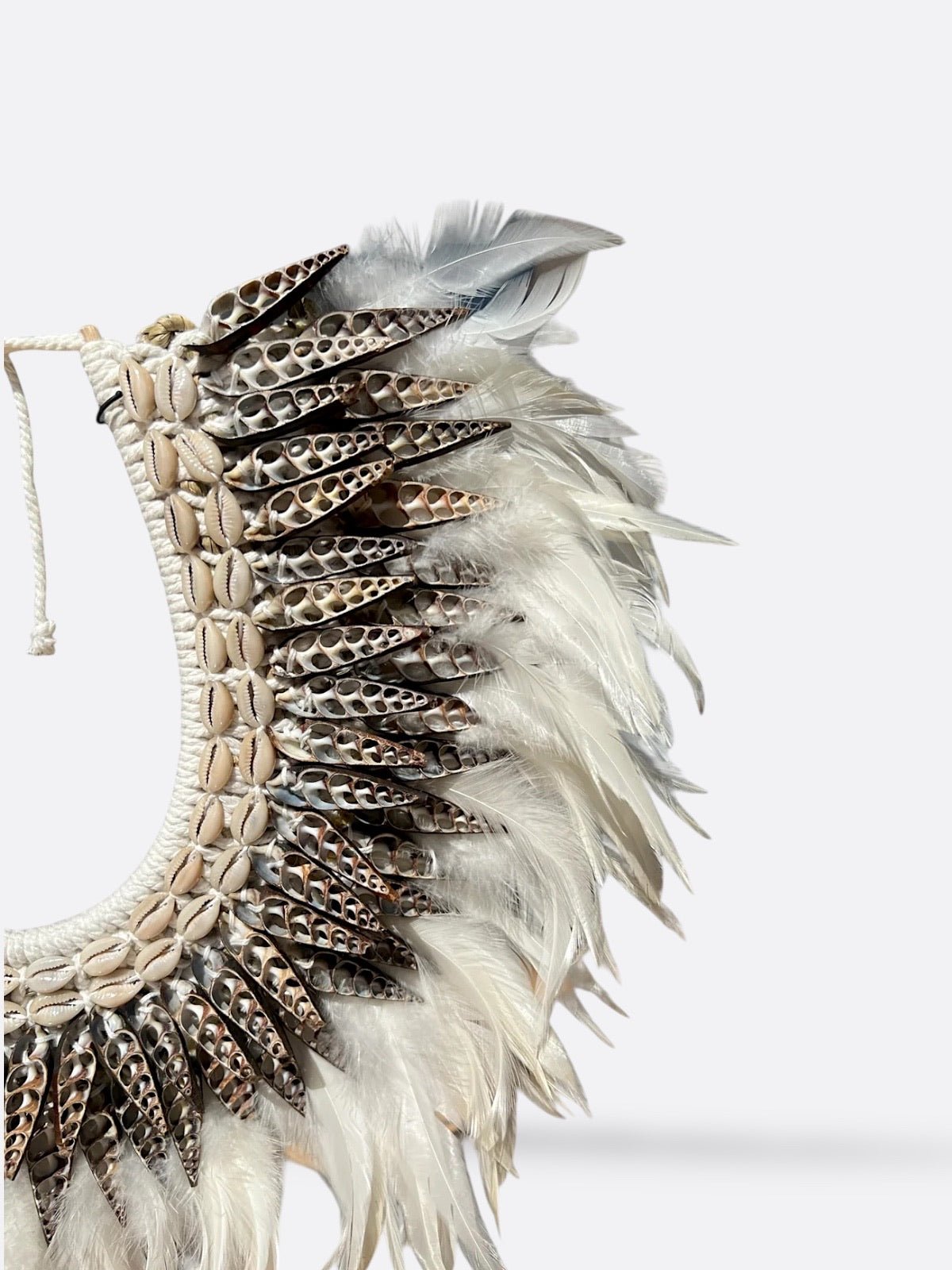 Détail des plumes et coquillages du collier Renaissance