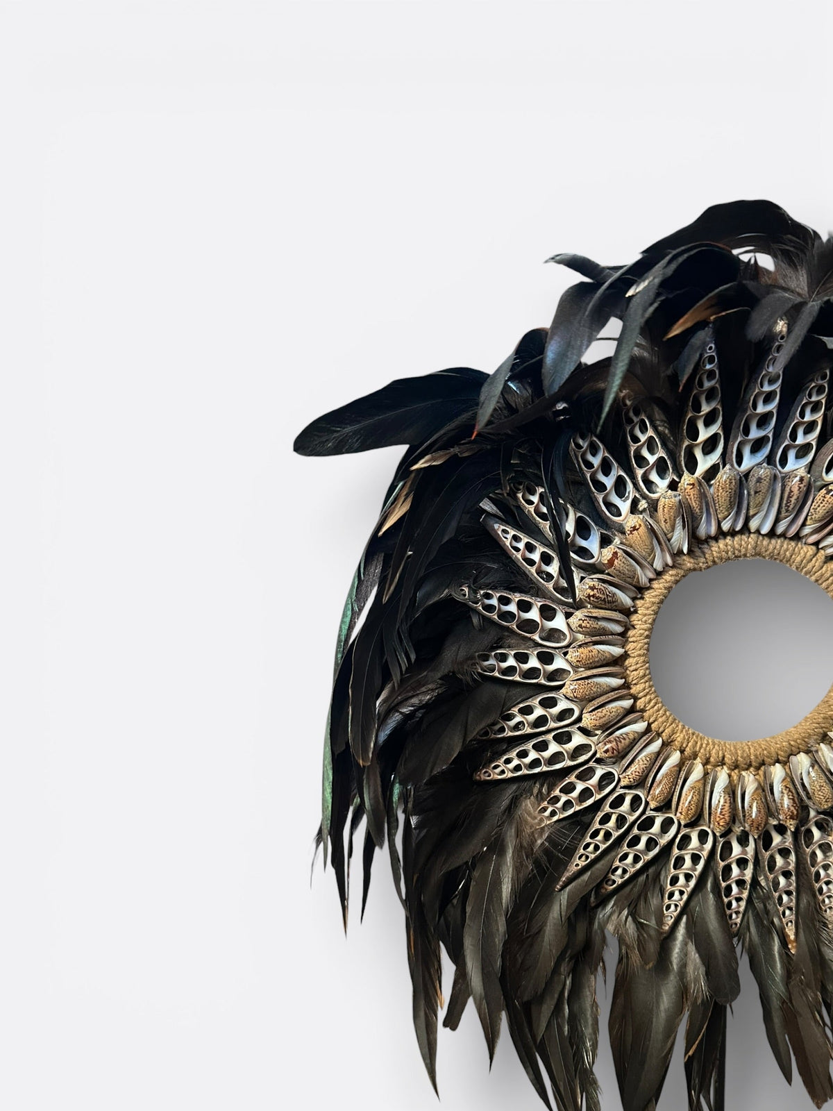 Détail des plumes et coquillages du collier Uliah