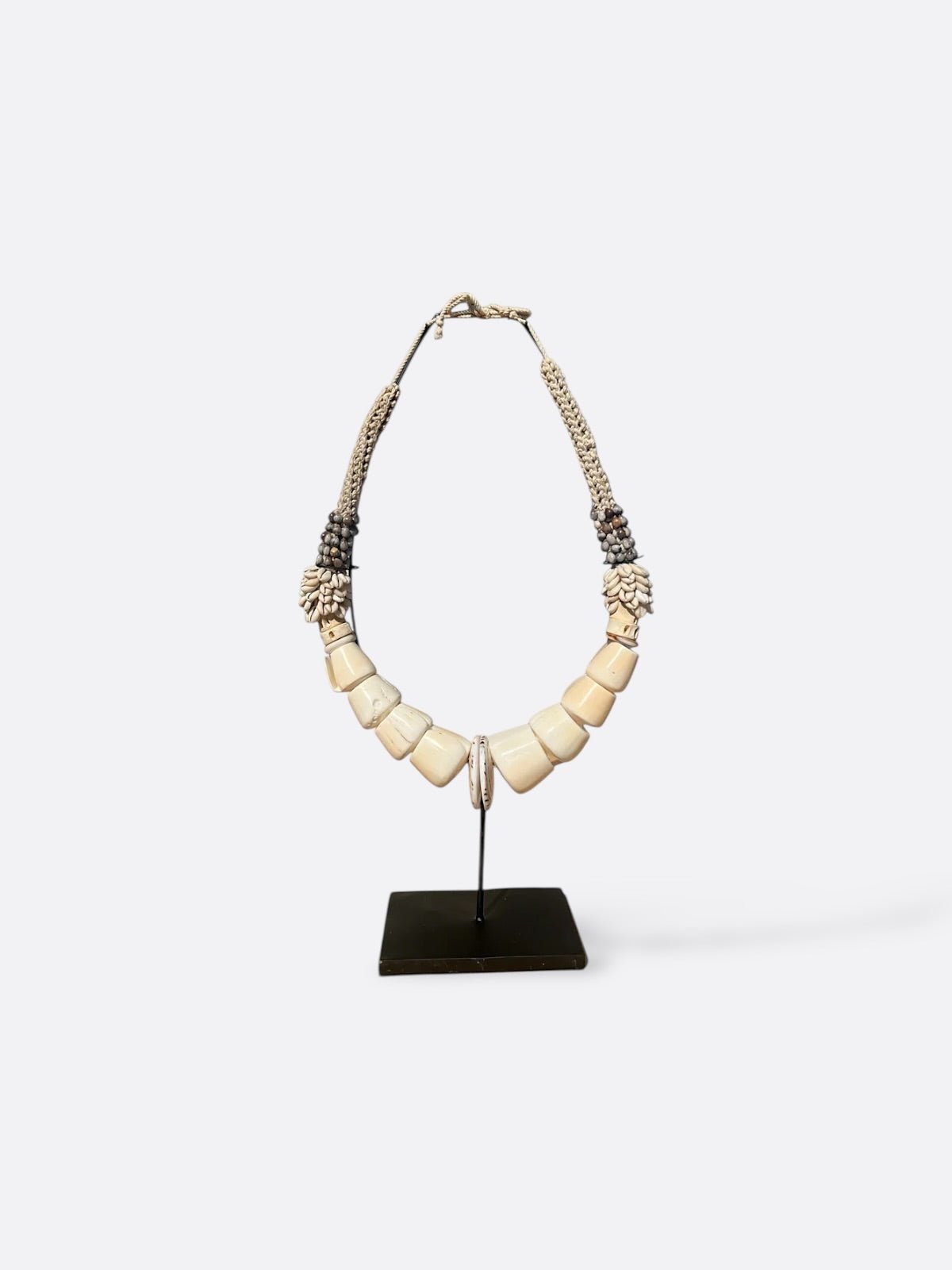 Collier décoratif Aman en coquillages et perles, vue de face