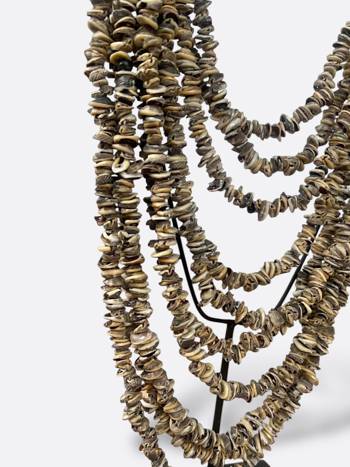 Détail des coquillages et perles du collier Putu