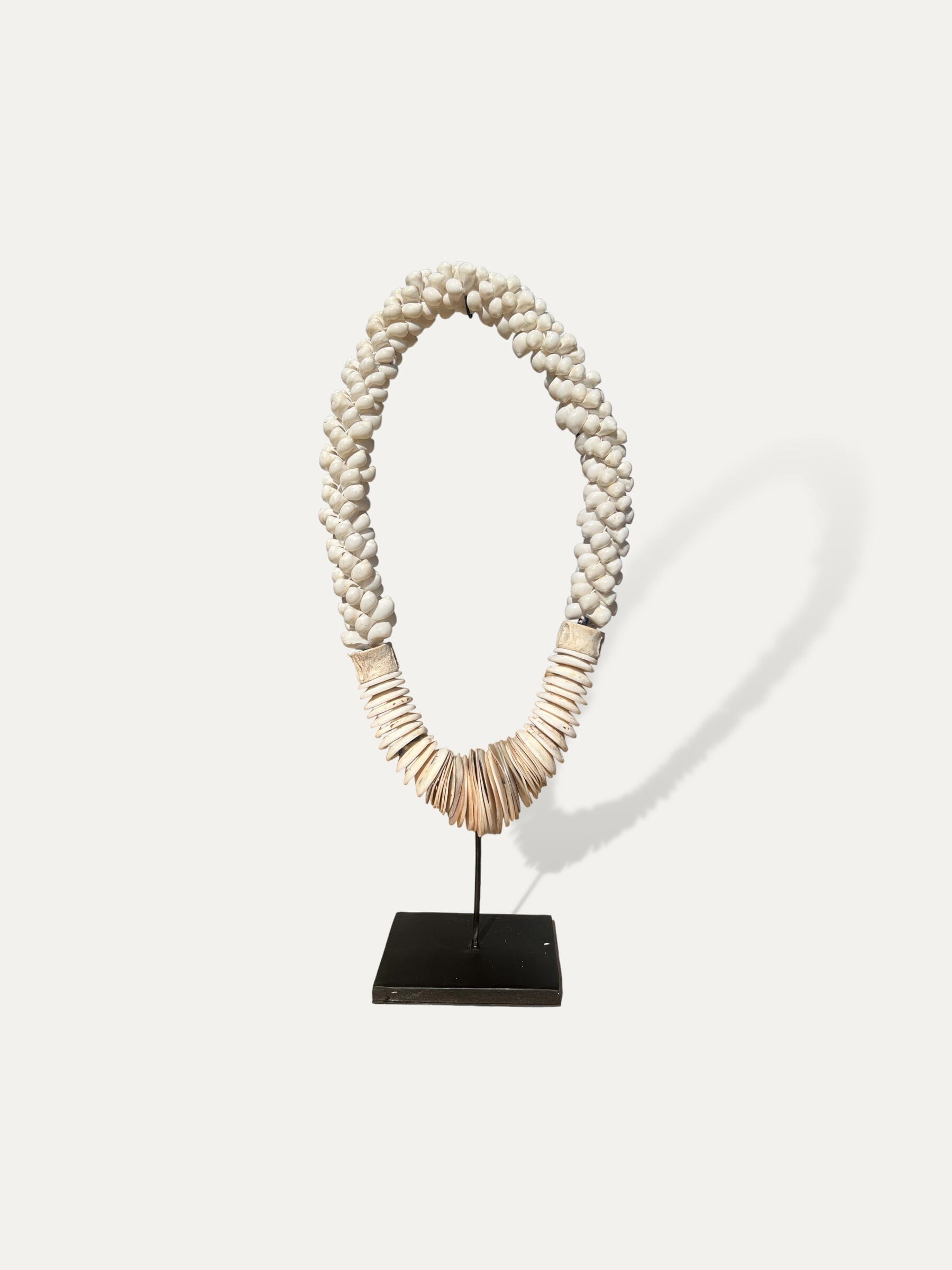 Collier en coquillages sur socle - Rinjani Cokoha