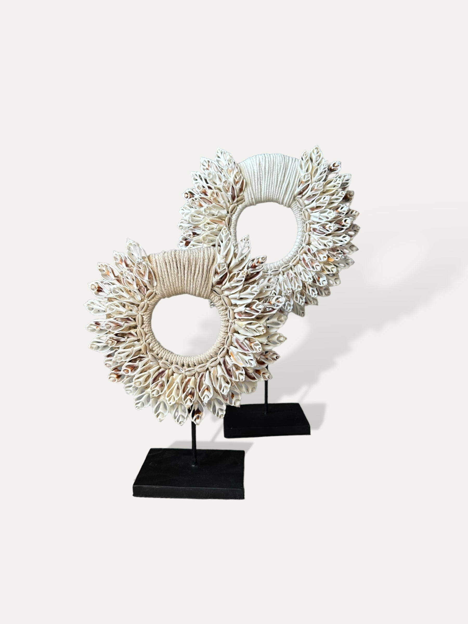 Collier en coquillages sur socle - Semesta Cokoha