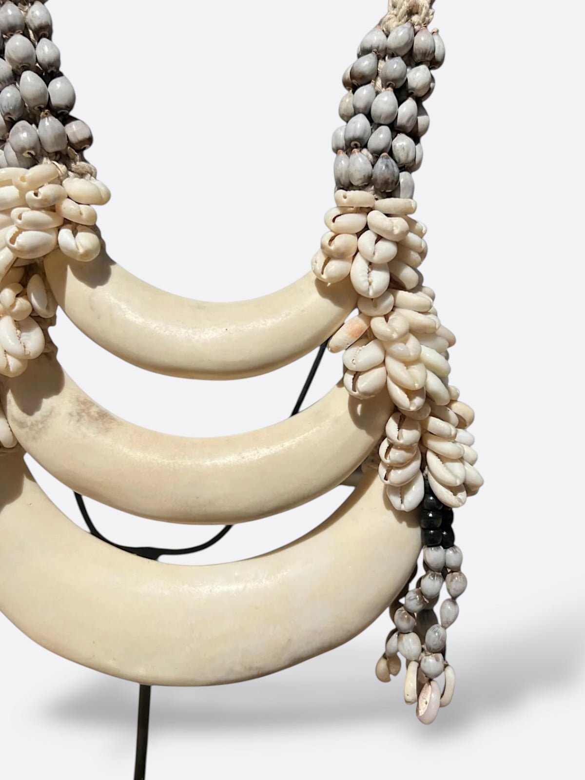 Collier en corail sur socle - Kawa