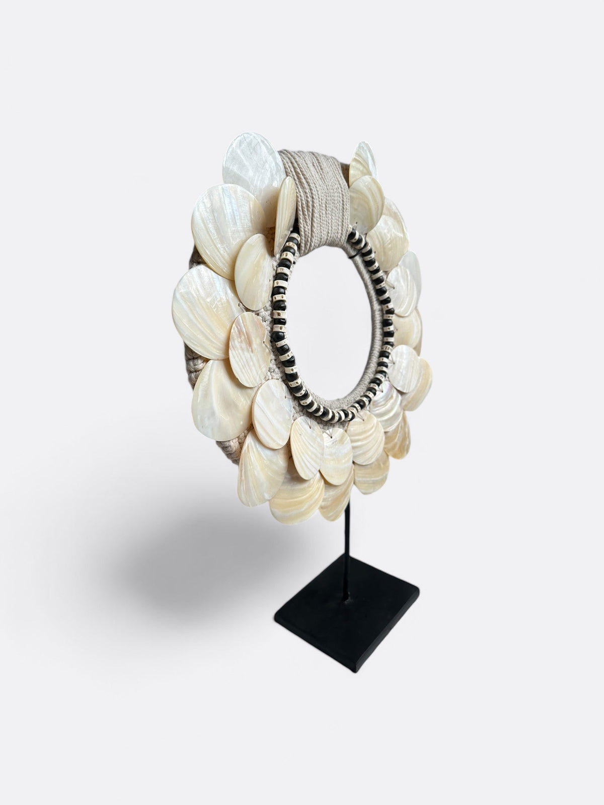Détail du tissage en macramé du collier Alliah