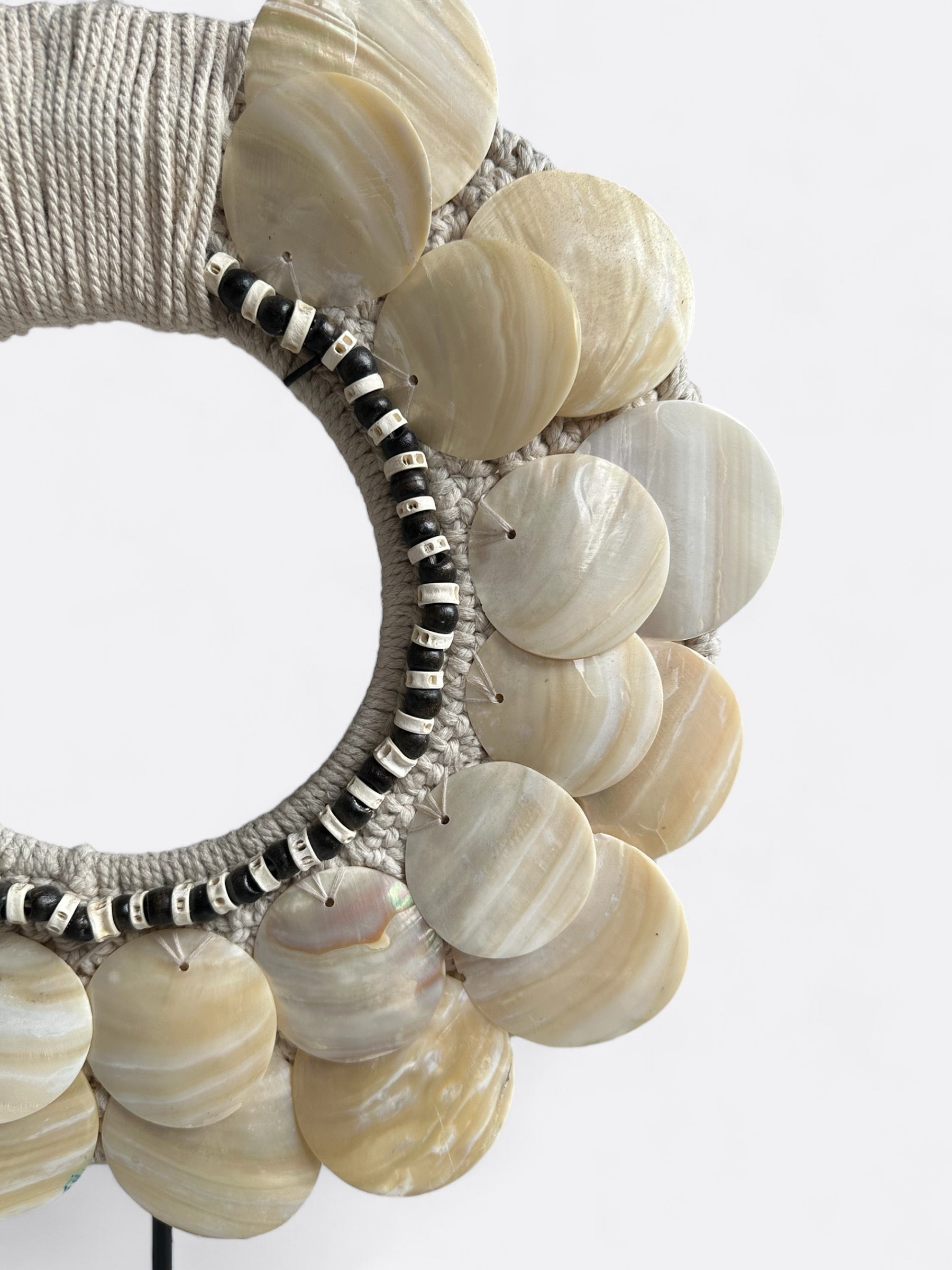 Détail de la nacre et des perles du collier Alliah