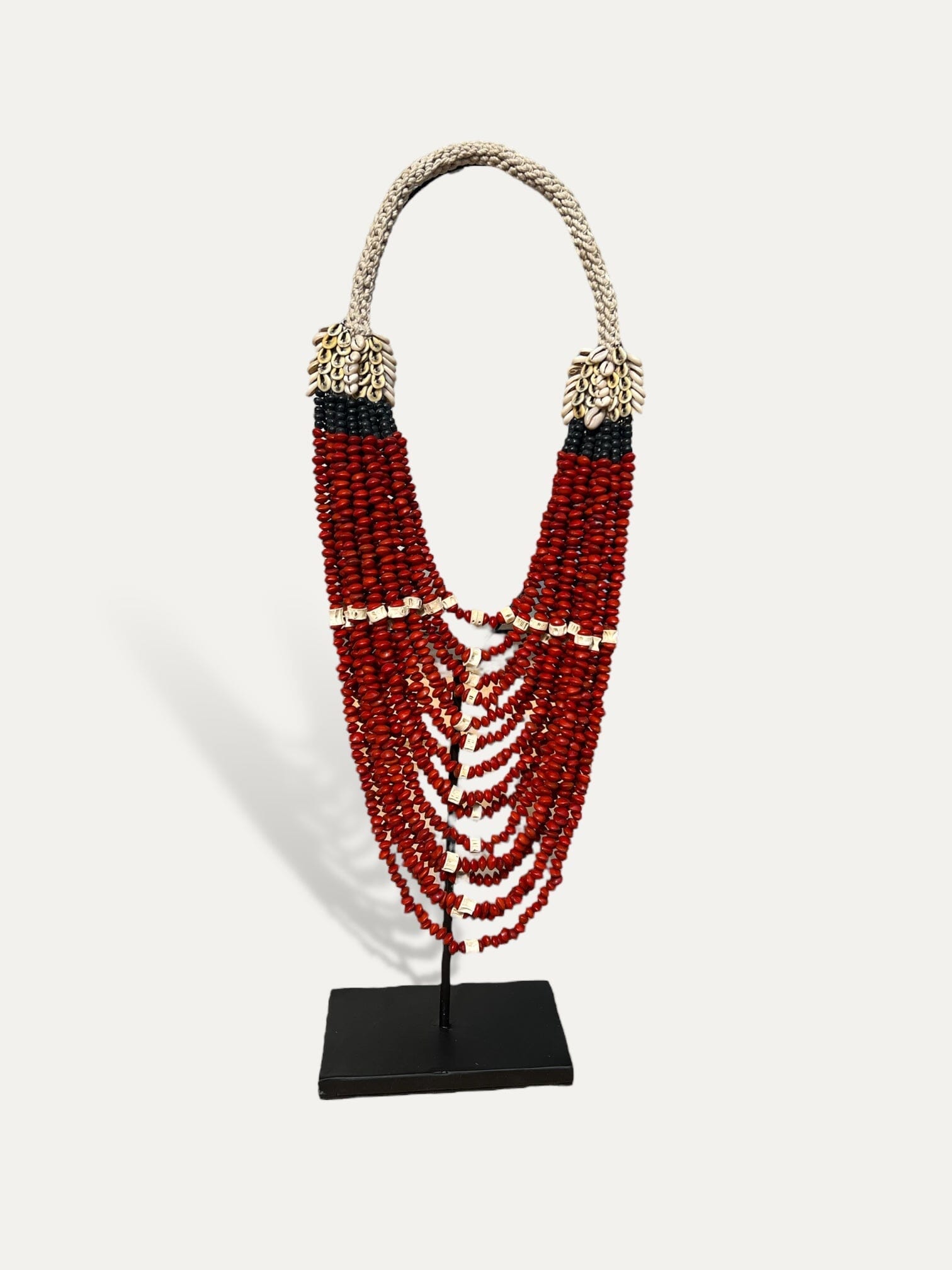 collier en perles et coquillages sur socle - Aria Cokoha