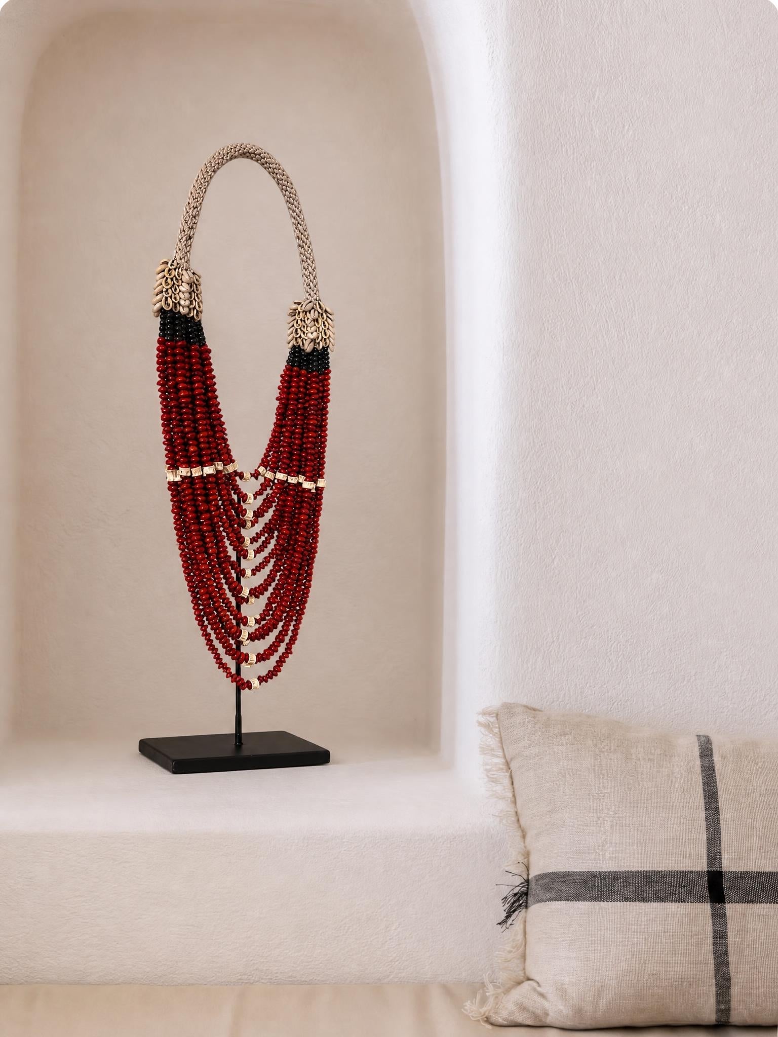 Collier en perles et coquillages sur socle - Aria