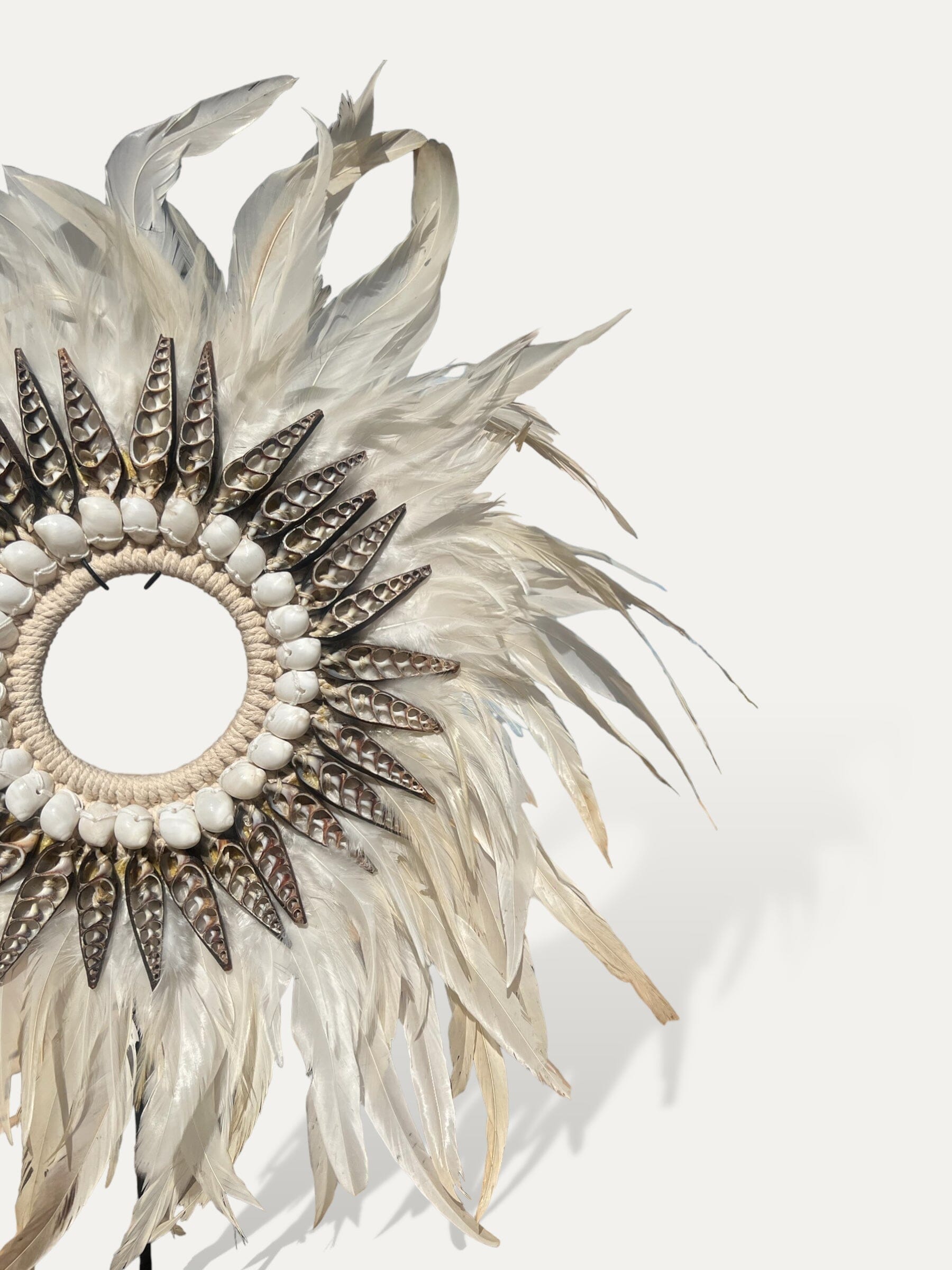 Collier en plumes blanches sur socle - Zephir Cokoha