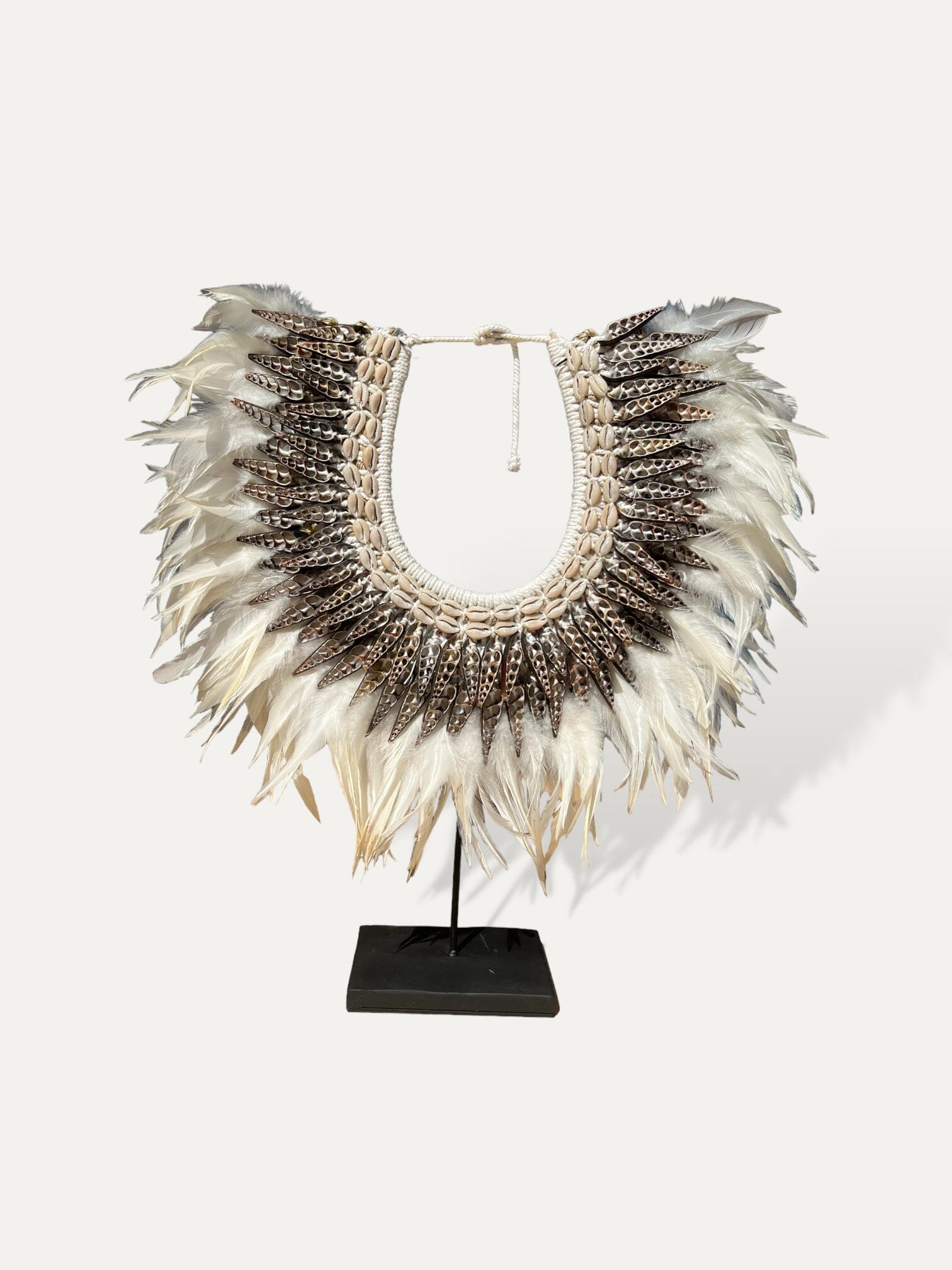 Collier en plumes et coquillages argentés - Renaissance Cokoha