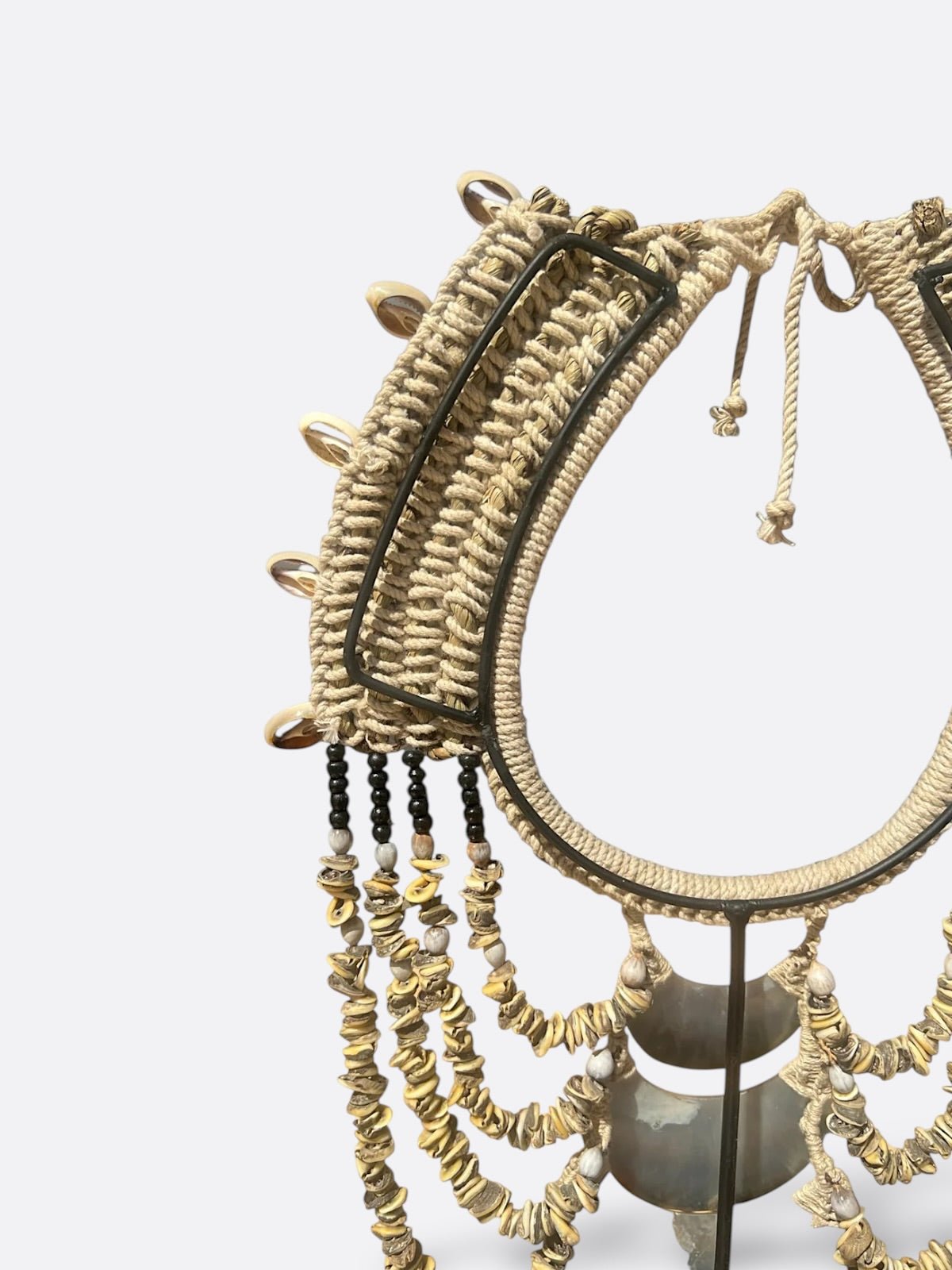 Collier Suku posé sur une étagère