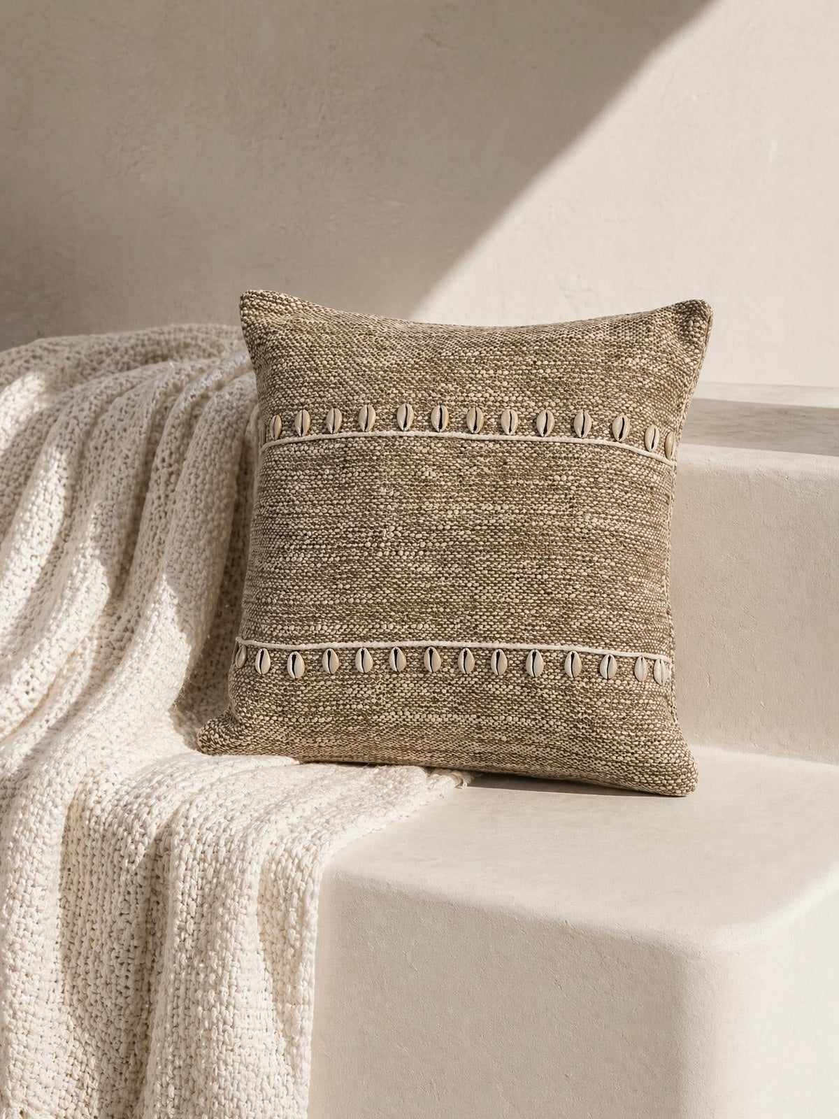 coussin carré Balinais en lin & coquillages - beige