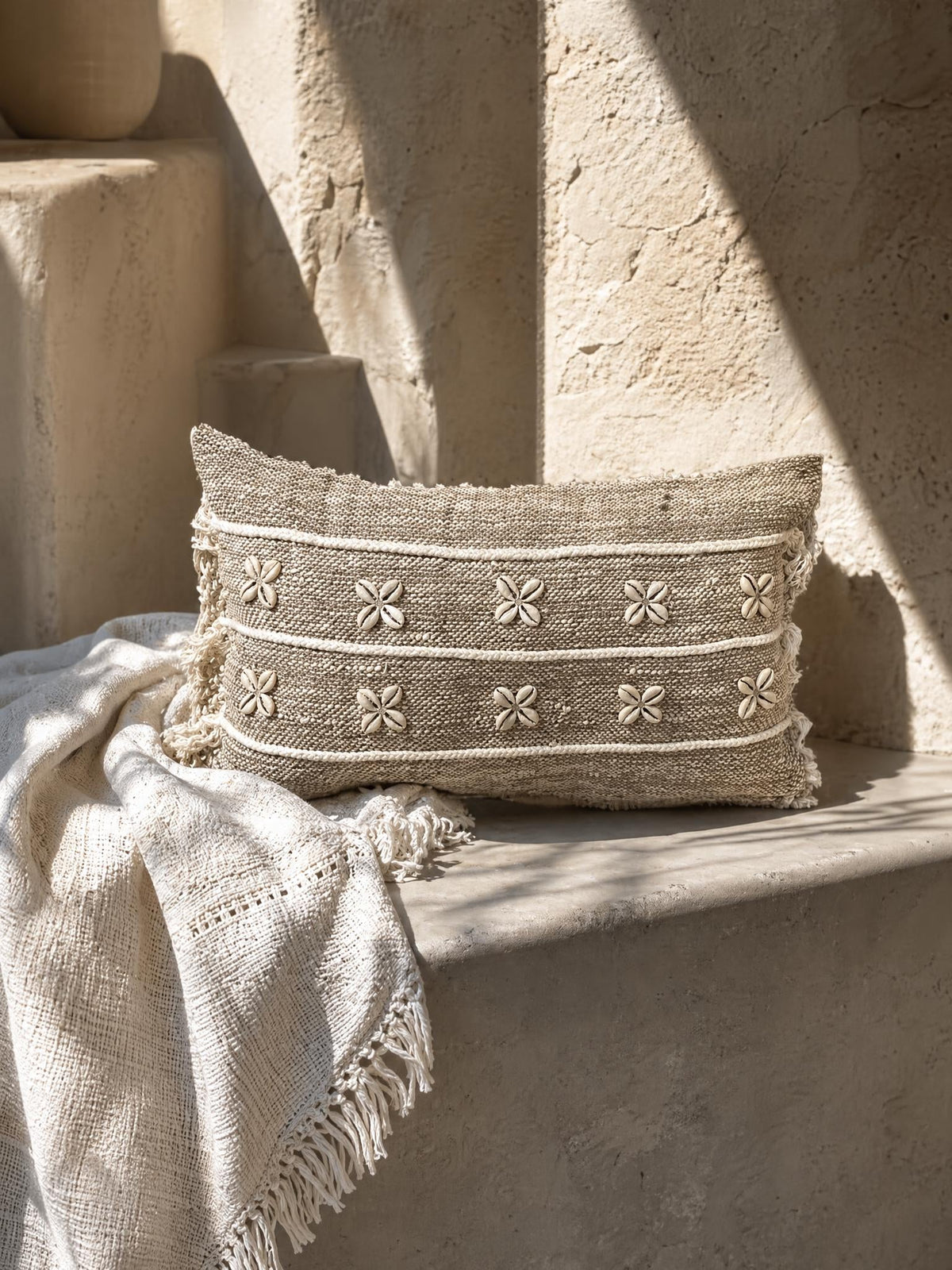 coussin en coton et coquillage beige de bali