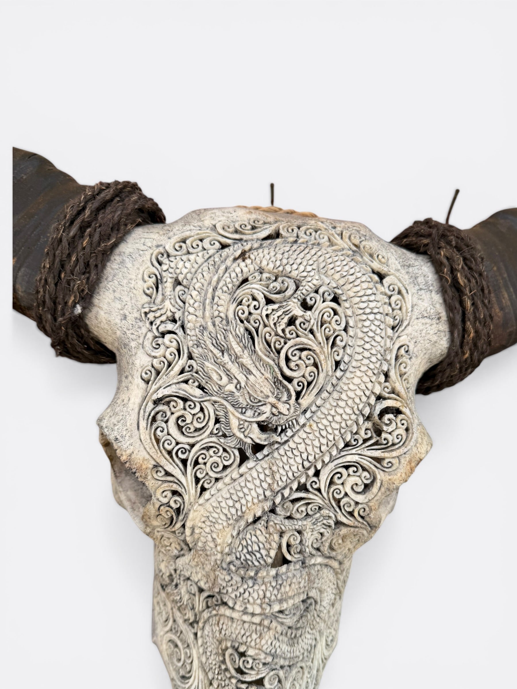 Crâne de buffle beige sculpté à la main – Barong