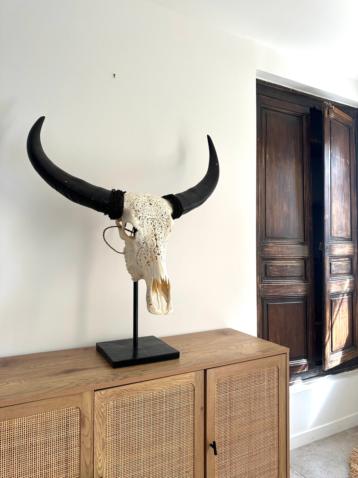 Crâne de buffle sculpté à la main à Bali avec gravure abeille – modèle Lebah