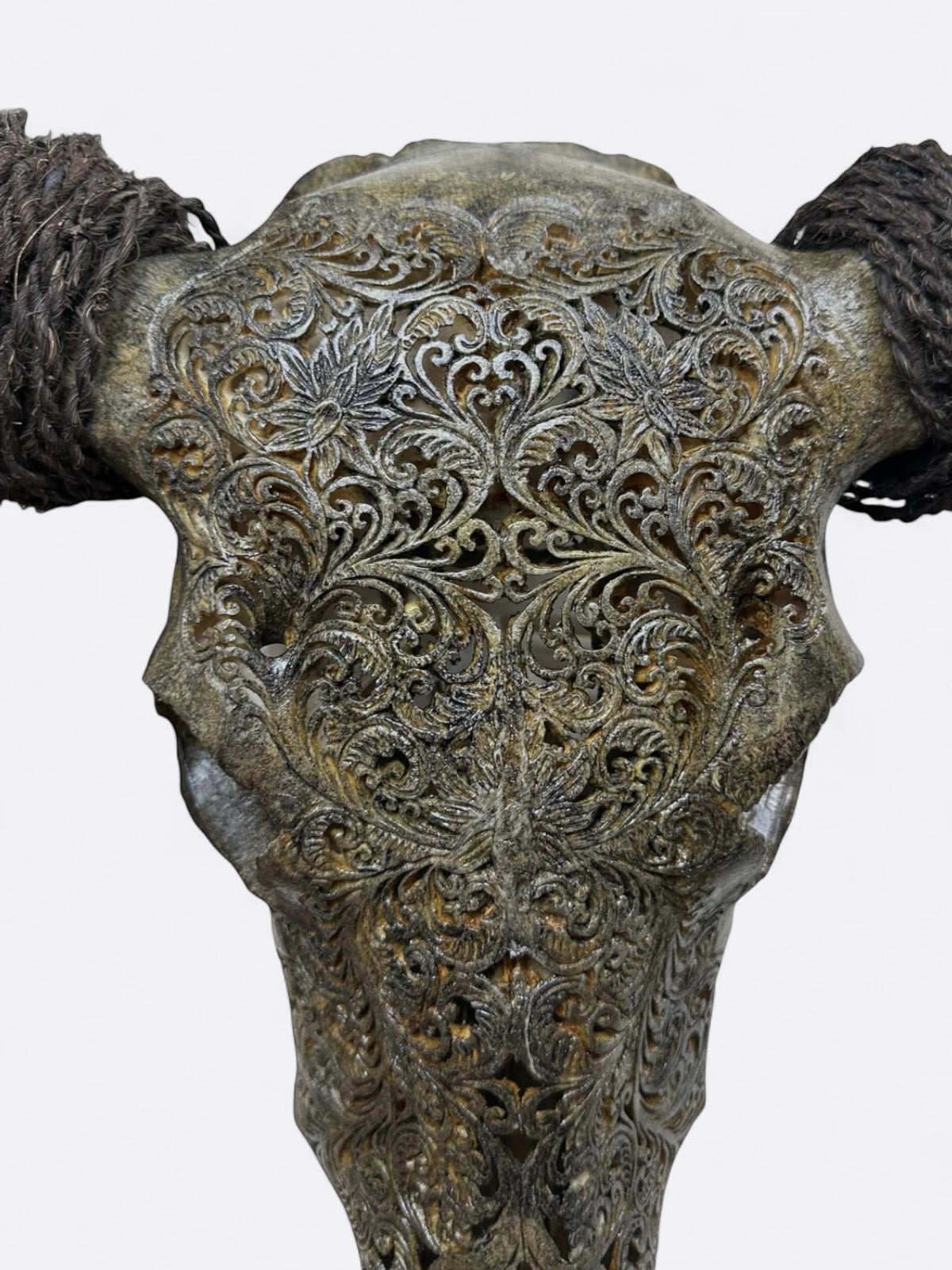 Crâne de buffle décoratif fait main à Bali, motifs floraux gravés