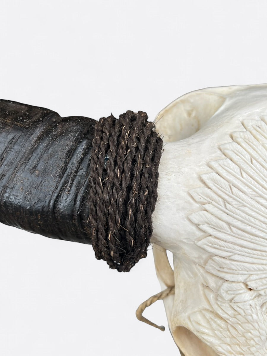 Crâne de buffle sculpté avec gravure indienne – Sitting Bull