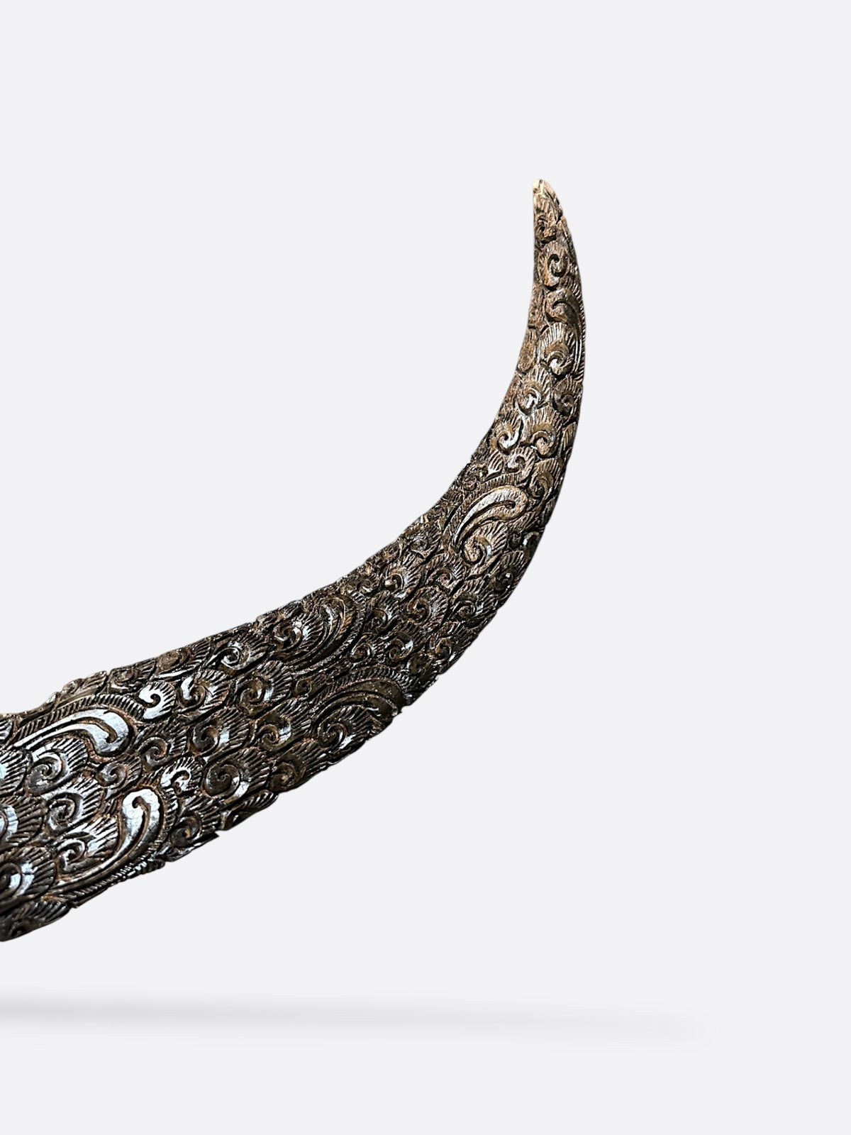 Détail de la gravure de lotus sur le crâne de buffle Symphonie