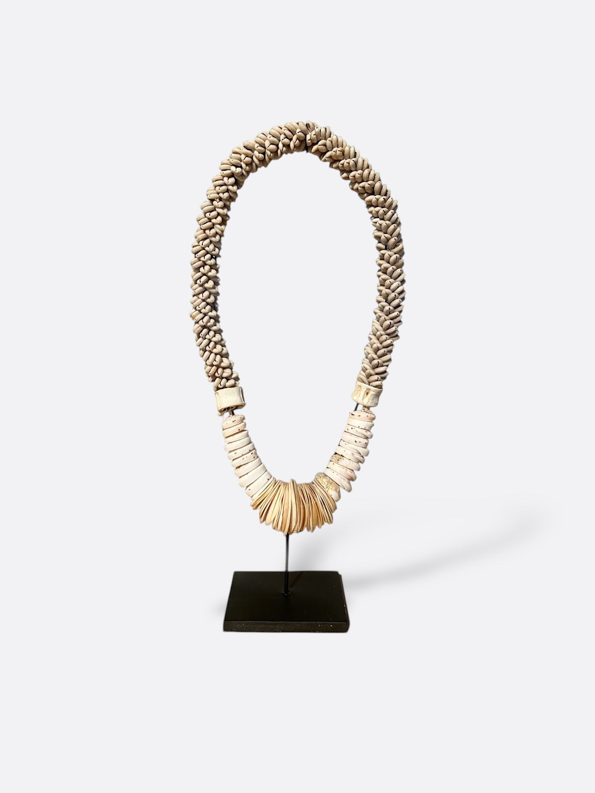 Collier de coquillages sur socle - Batur