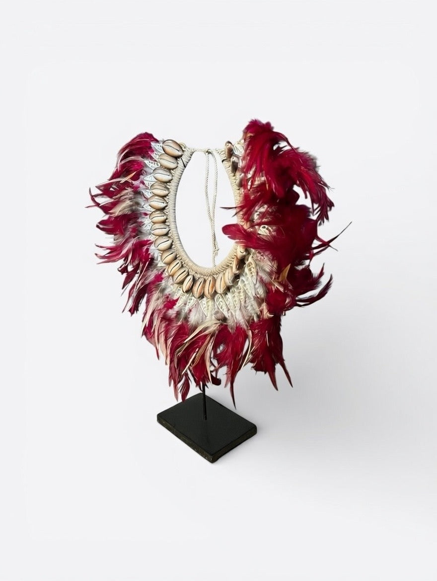 décoration sur socle en plume rouge de bali