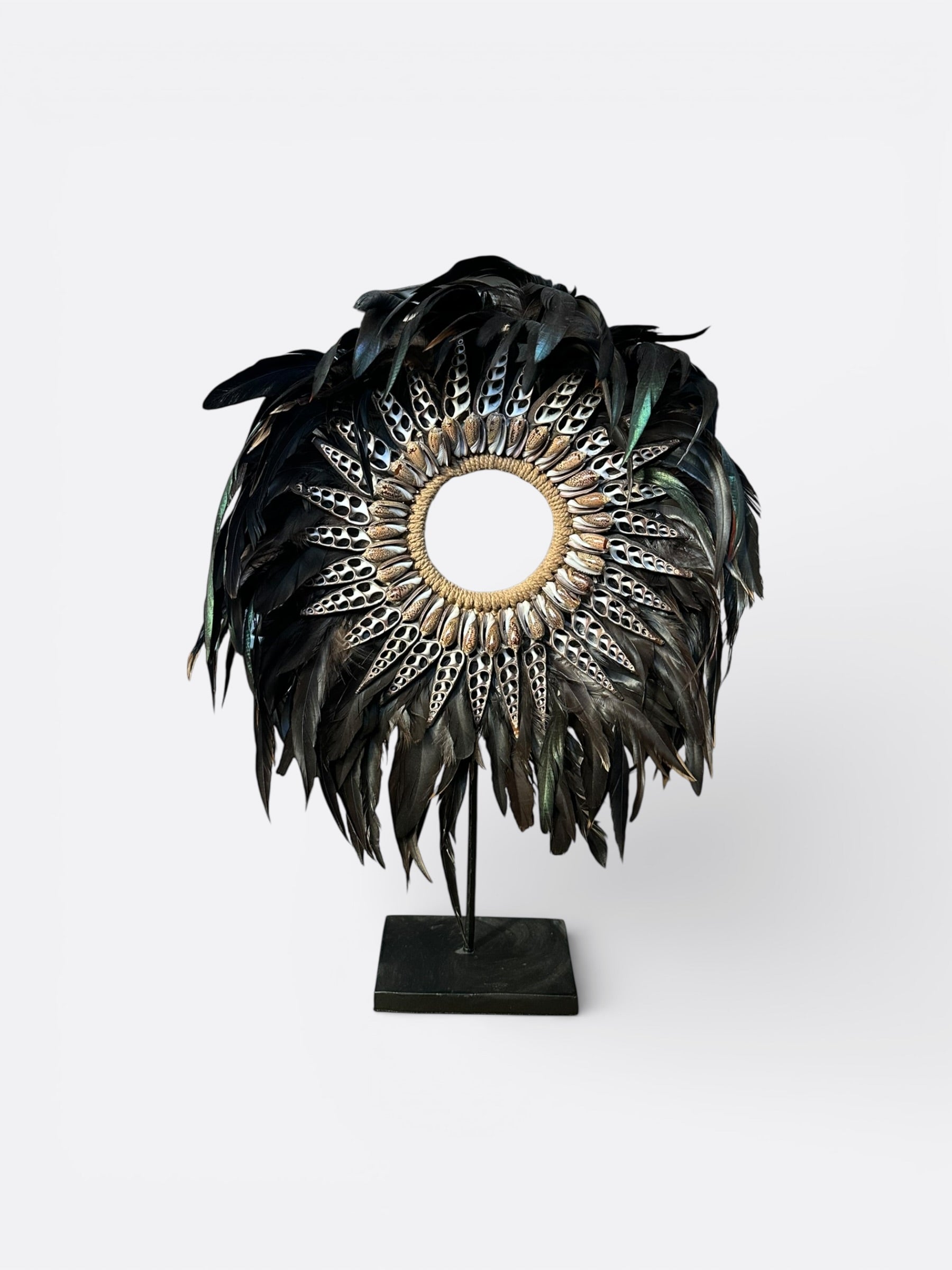 décoration artisanale en plume noir et coquillage de bali