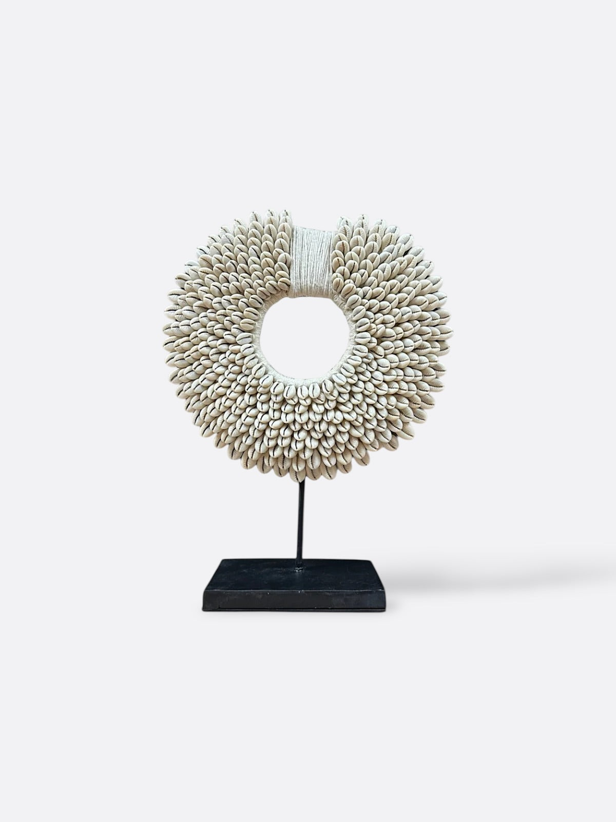 Collier de coquillages sur socle - Cahaya