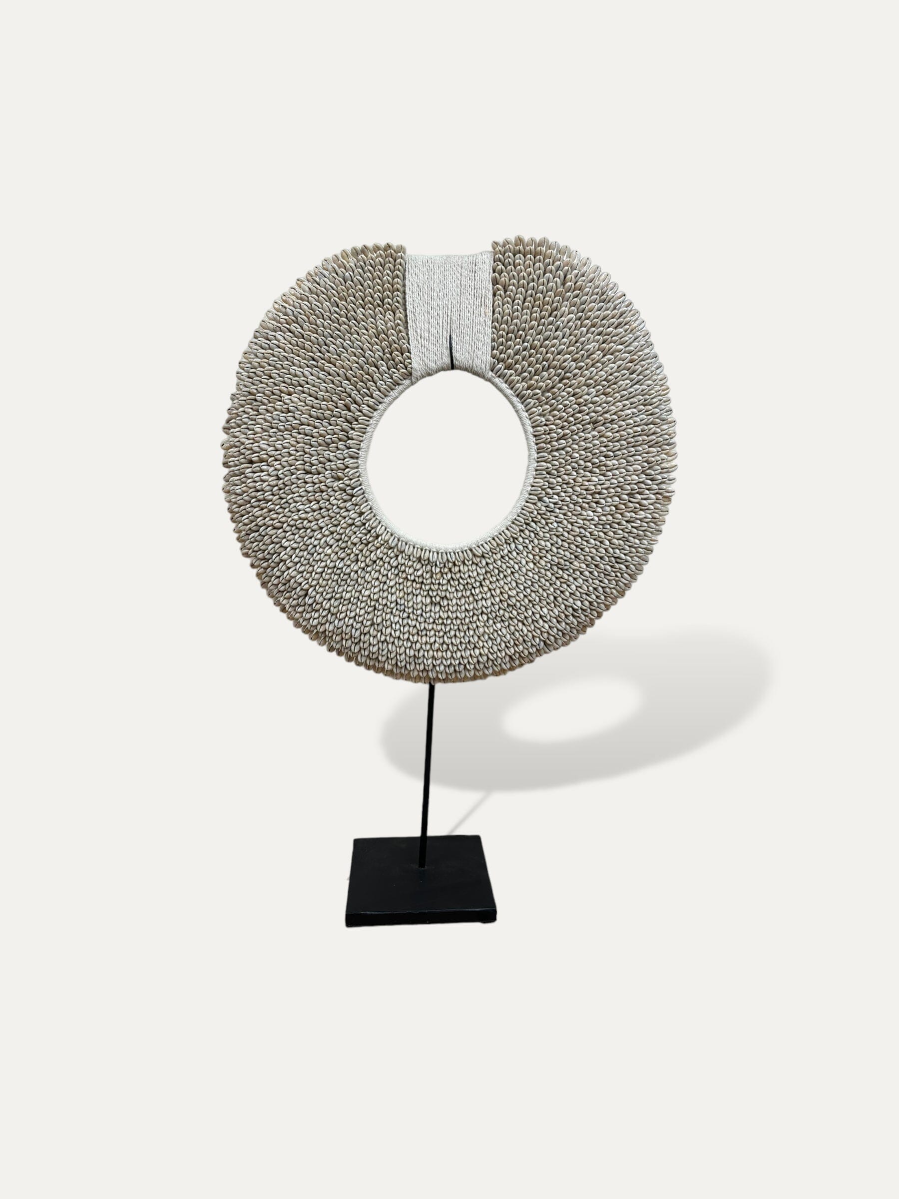 grand collier de coquillages sur socle - Cahaya XL Cokoha