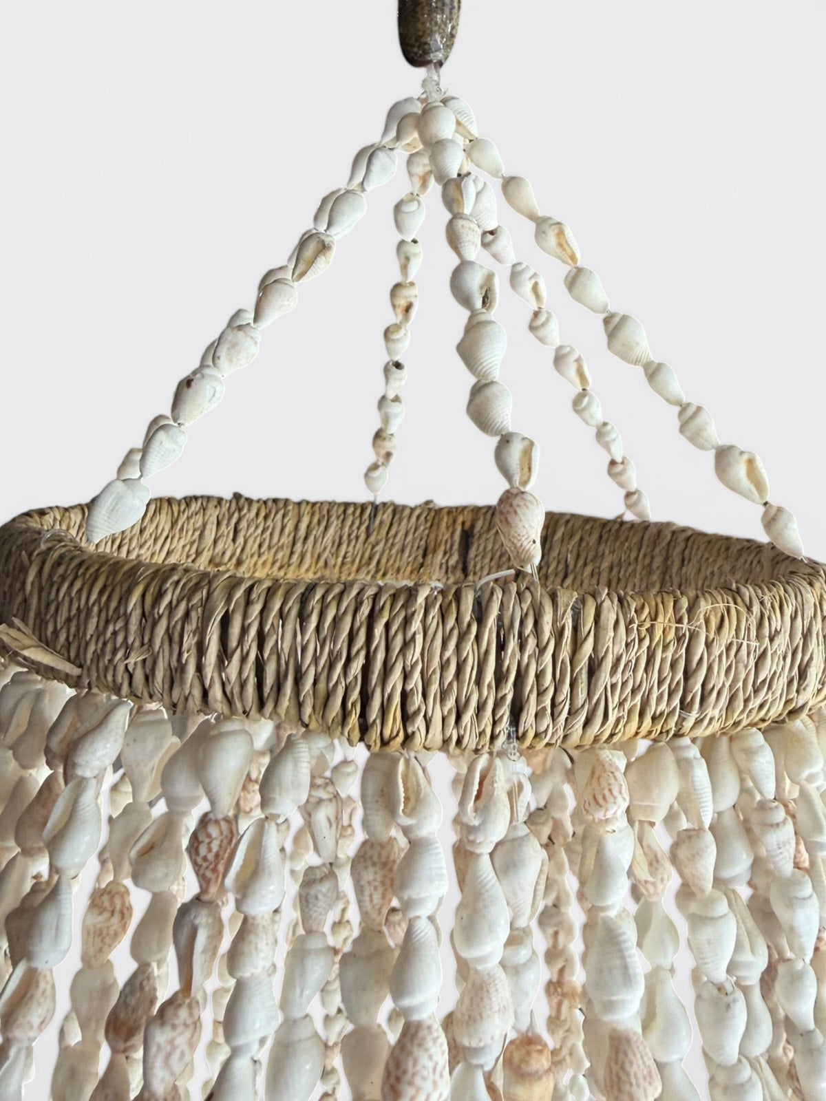Lustre Sari éclairé le soir, ambiance bohème