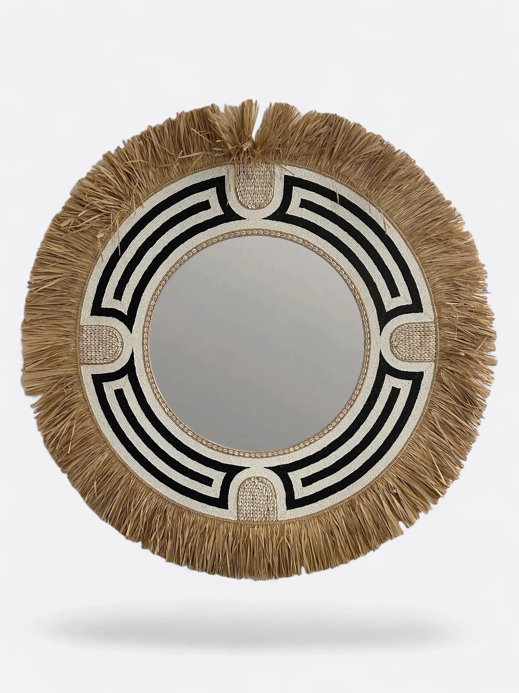 Grand miroir rond mural en perles noires avec coquillages et raphia, fait main à Bali