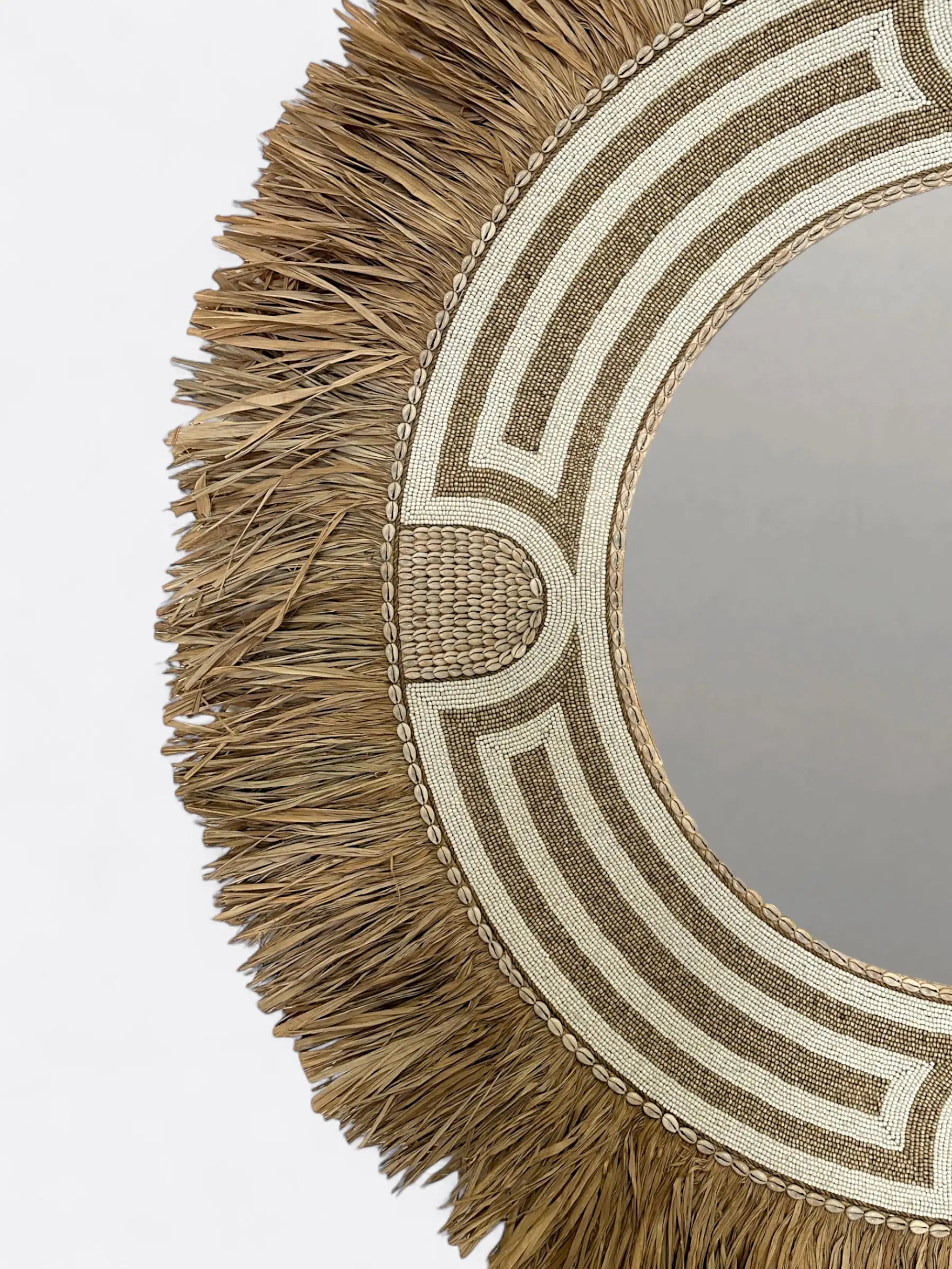 Détail de l'incrustation des perles sur le cadre texturé du grand miroir balinais Krem XL