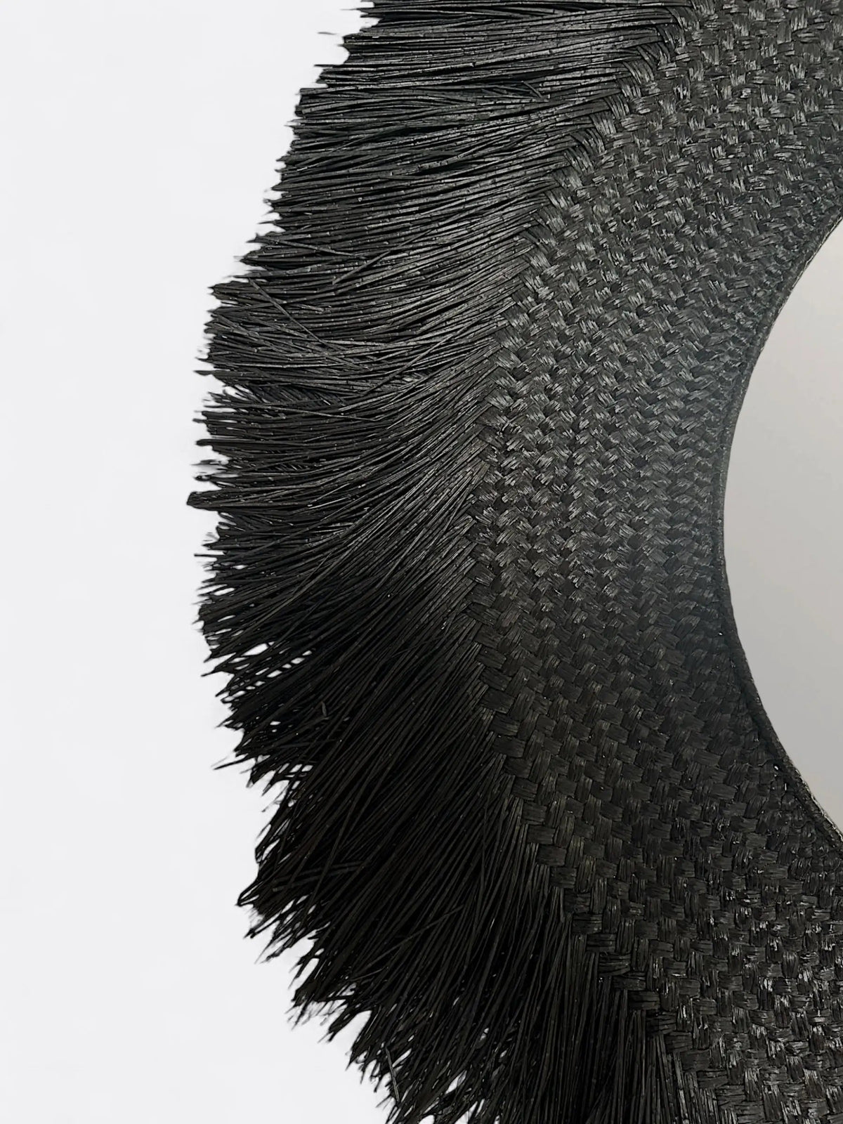 Gros plan sur le tressage en paille noire naturelle du grand miroir Hitam XL
