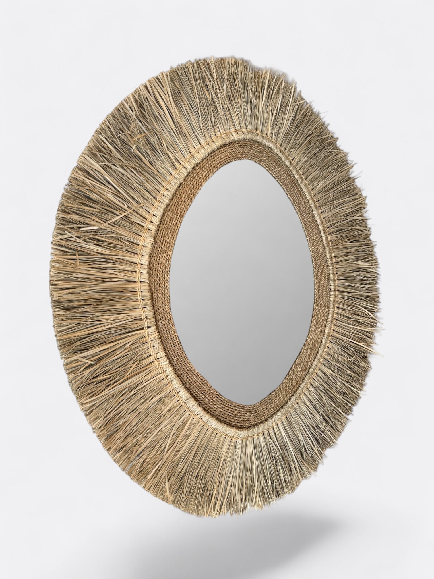 Détail de la finition naturelle des fibres tressées du miroir mural ovale Naya
