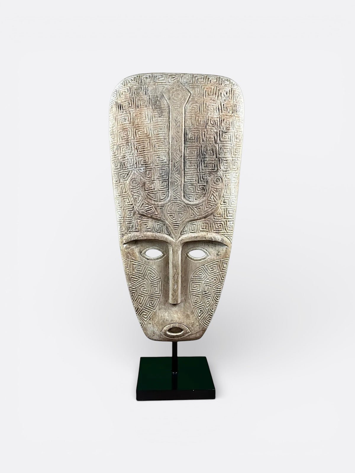 Sculpture visage primitif en bois de Suar avec gravures tribales, réalisée à la main à Bali