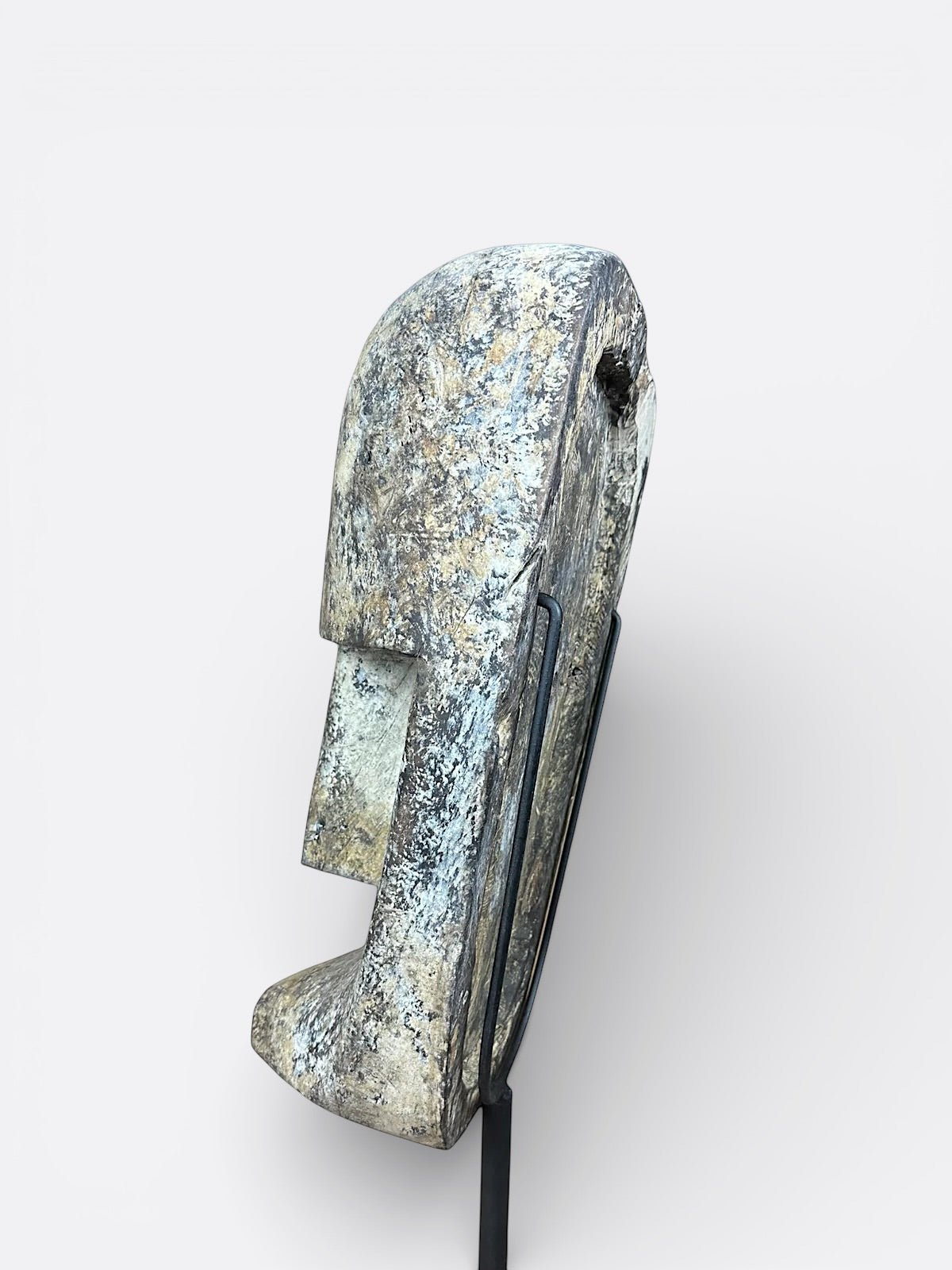 Sculpture Agung XL posée sur une console