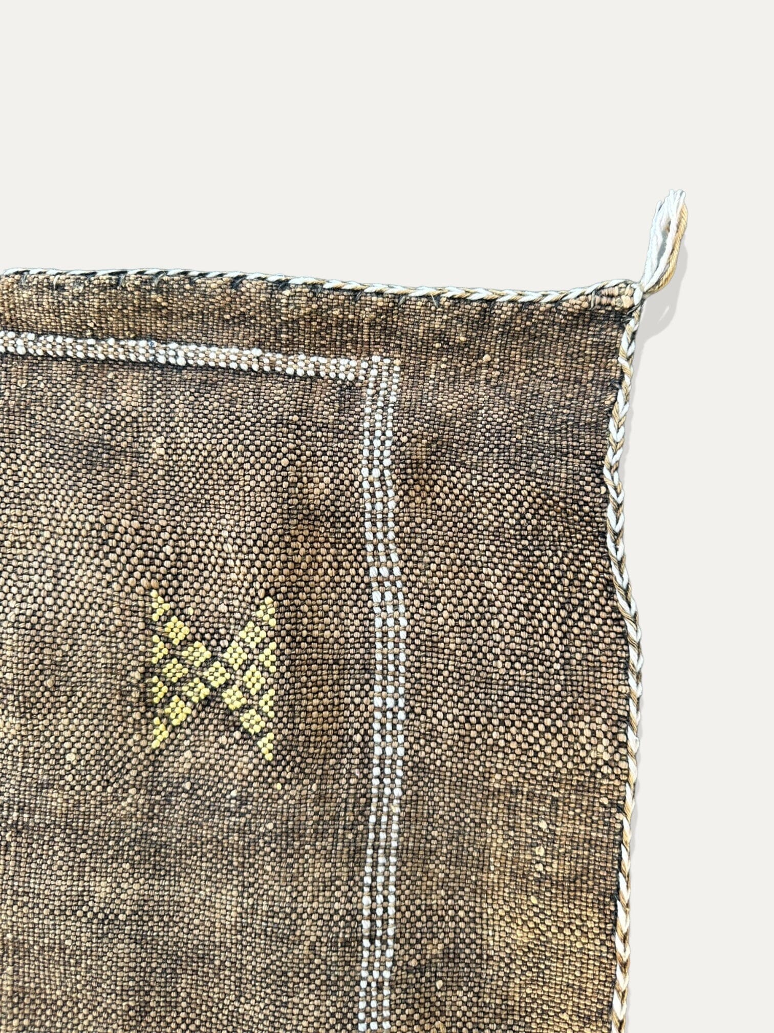 Housse de Coussin café et ocre en soie de cactus - Tamila vase Cokoha