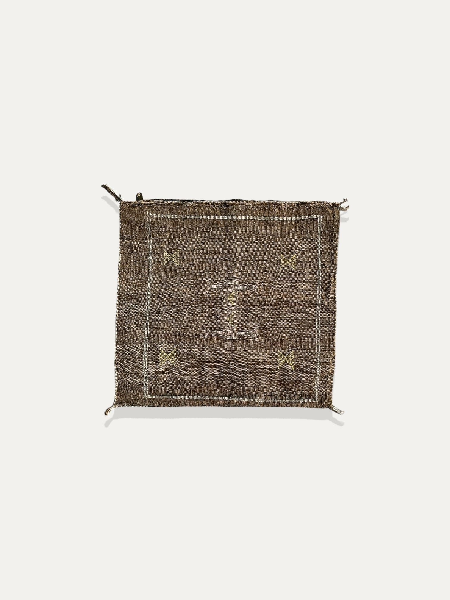 Housse de Coussin café et ocre en soie de cactus - Tamila vase Cokoha