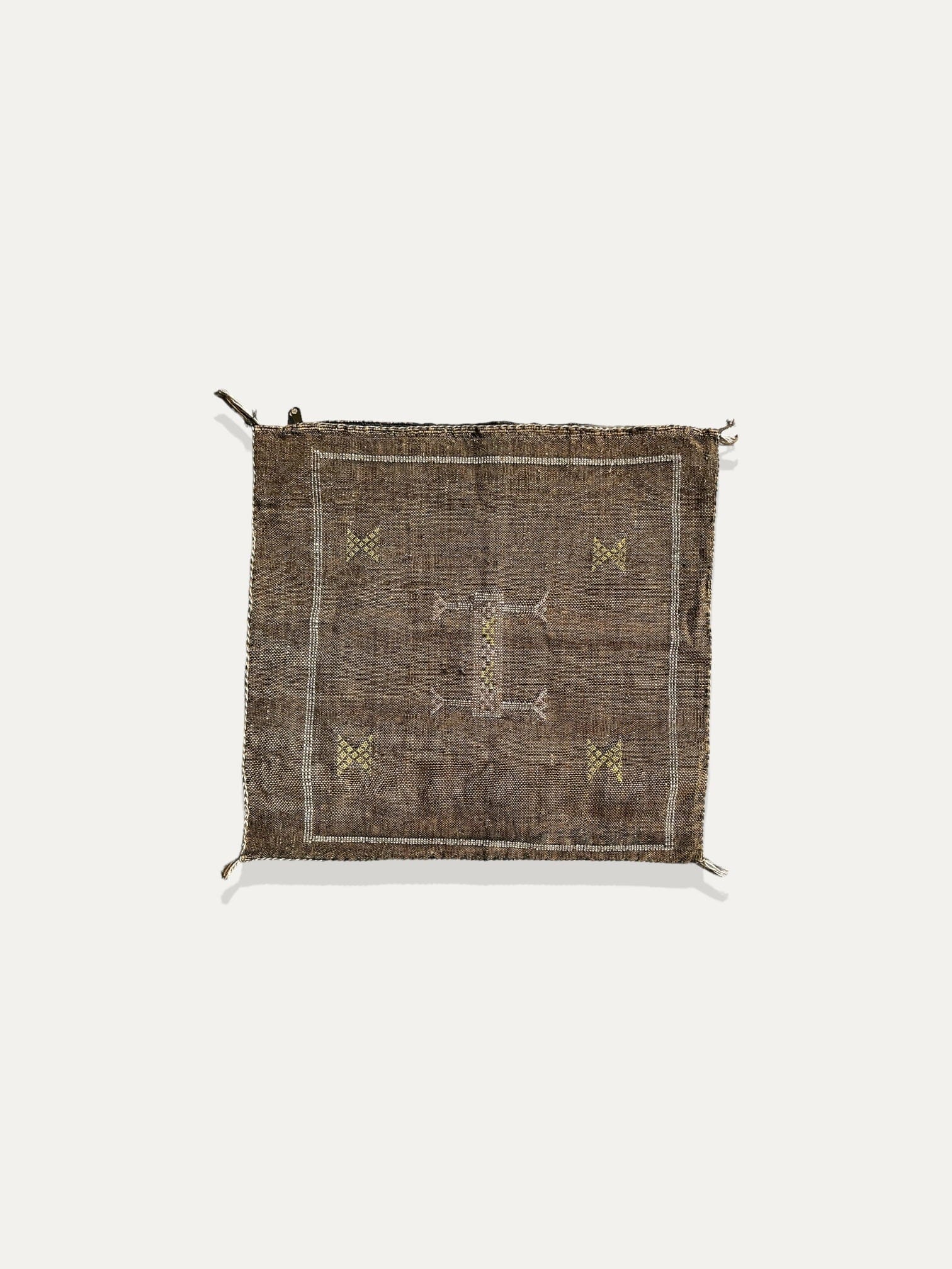 Housse de Coussin café et ocre en soie de cactus - Tamila vase Cokoha