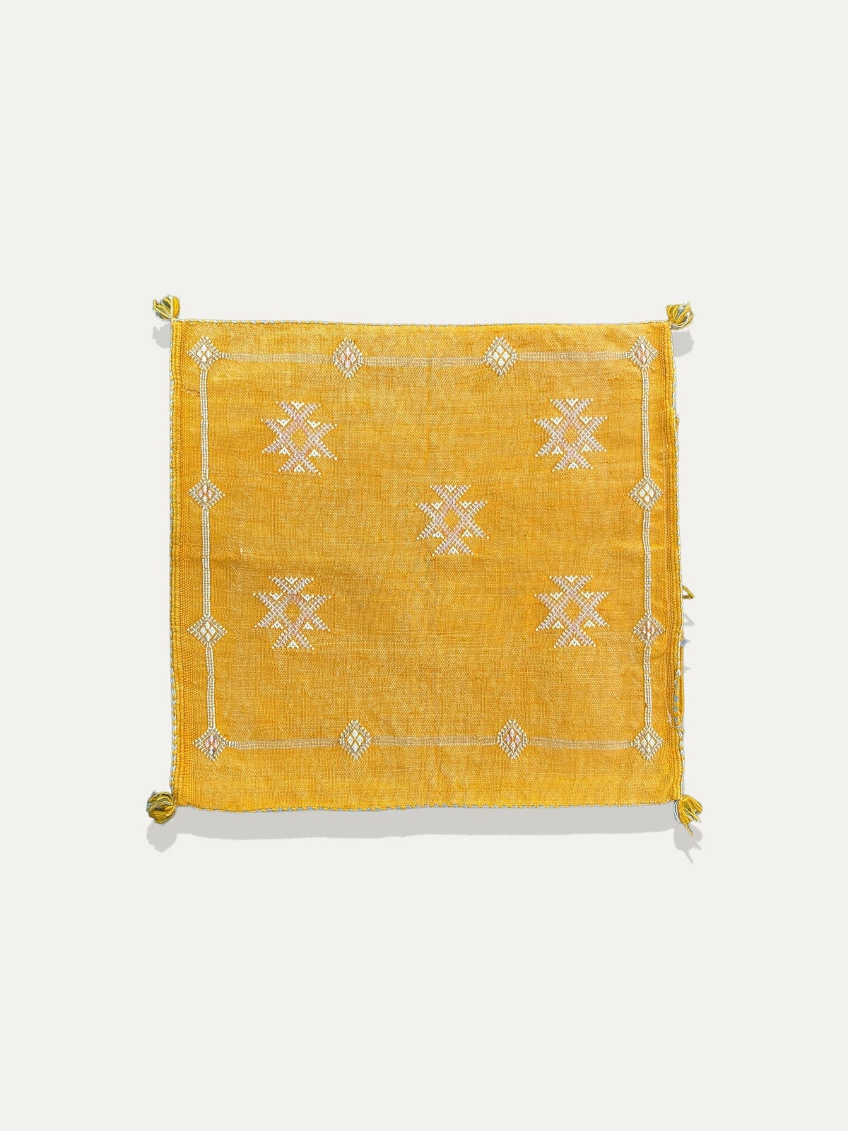 Housse de Coussin curcuma en soie de cactus - Tiziri vase Cokoha
