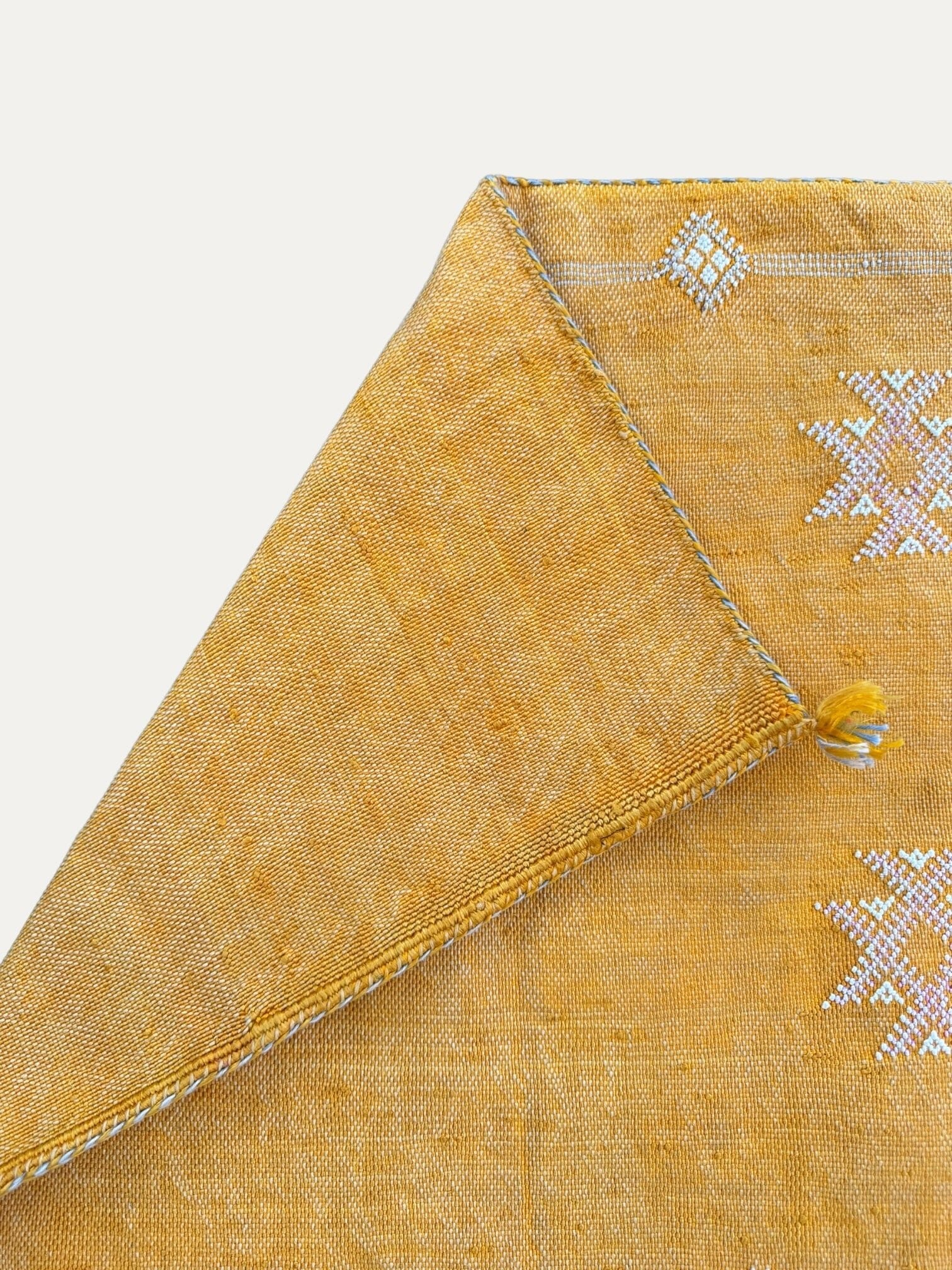 Housse de Coussin curcuma en soie de cactus - Tiziri vase Cokoha