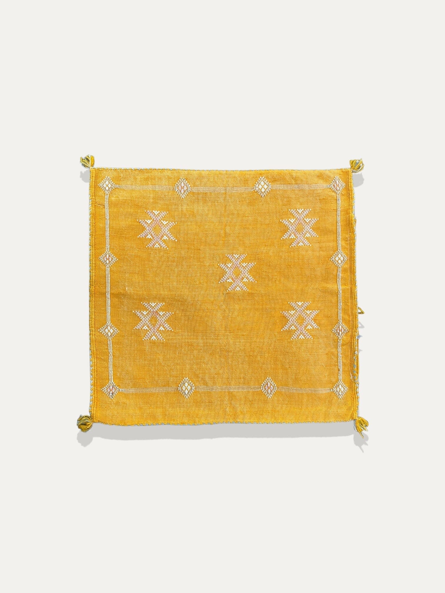 Housse de Coussin curcuma en soie de cactus - Tiziri vase Cokoha