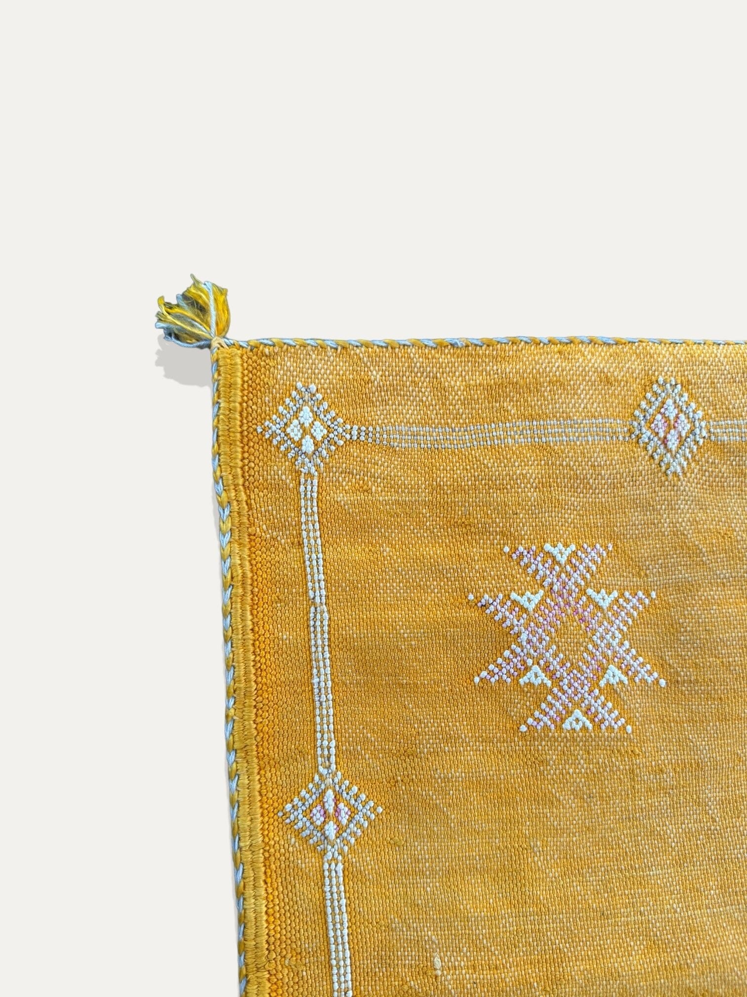 Housse de Coussin curcuma en soie de cactus - Tiziri vase Cokoha