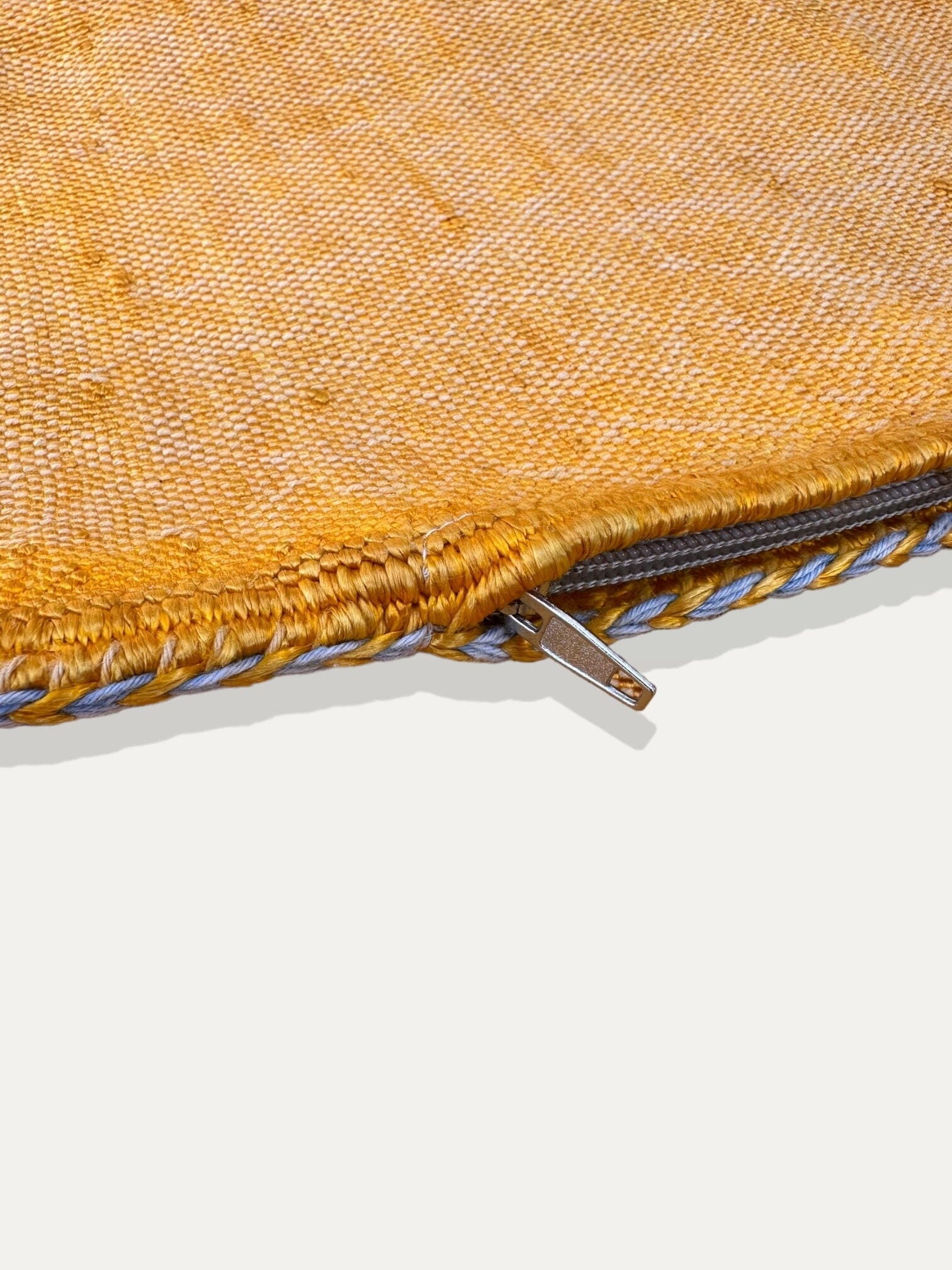 Housse de Coussin curcuma en soie de cactus - Tiziri vase Cokoha