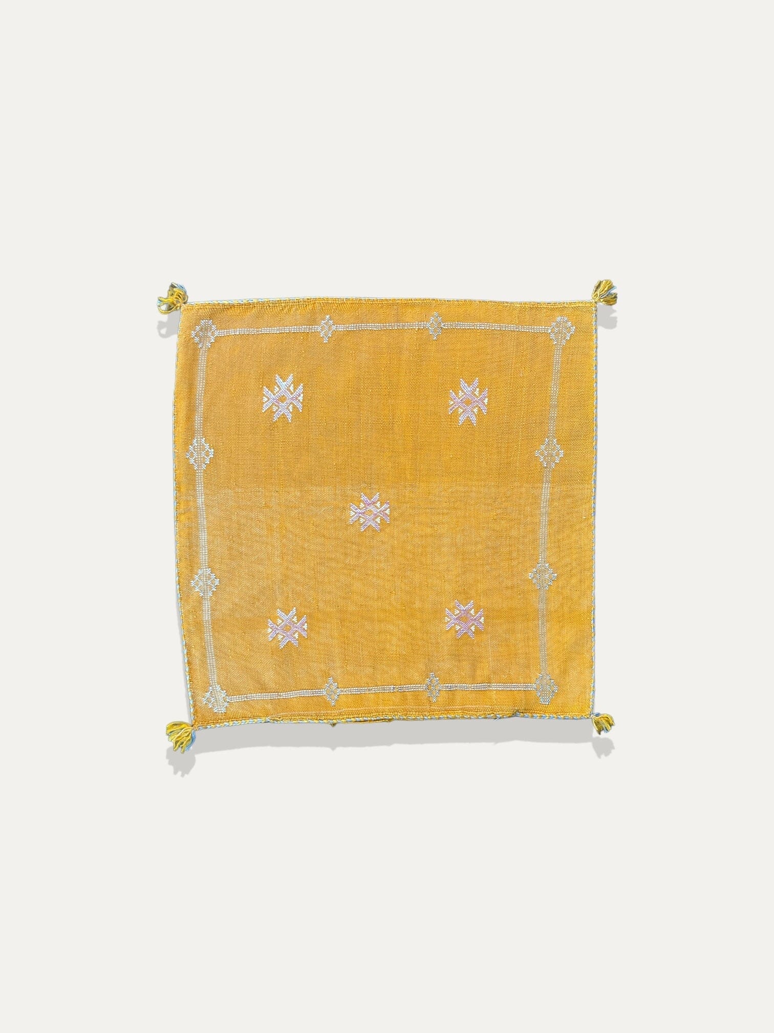Housse de Coussin curcuma et blanc en soie de cactus - Tiziri vase Cokoha